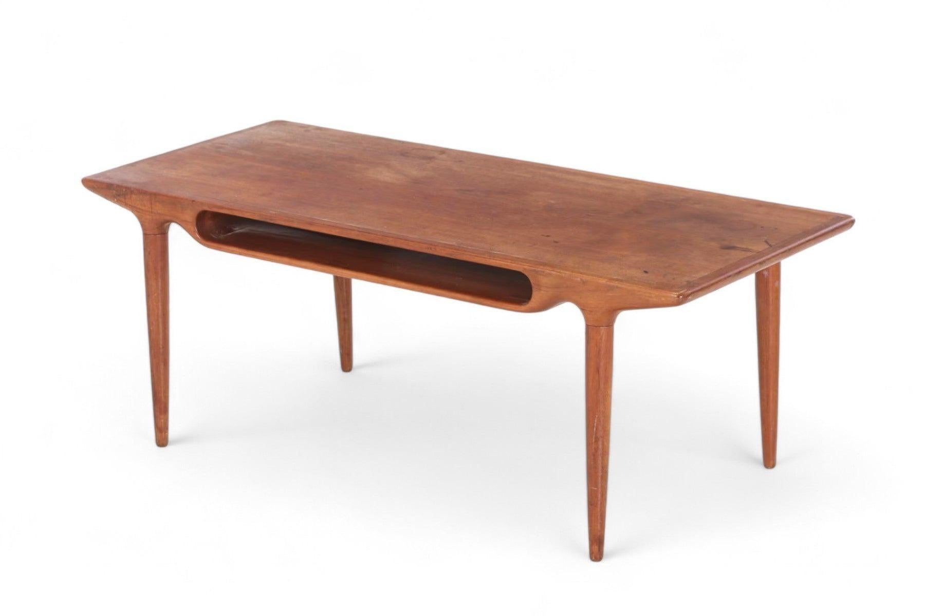 Danois Table basse en teck organique Johannes Andersen en vente