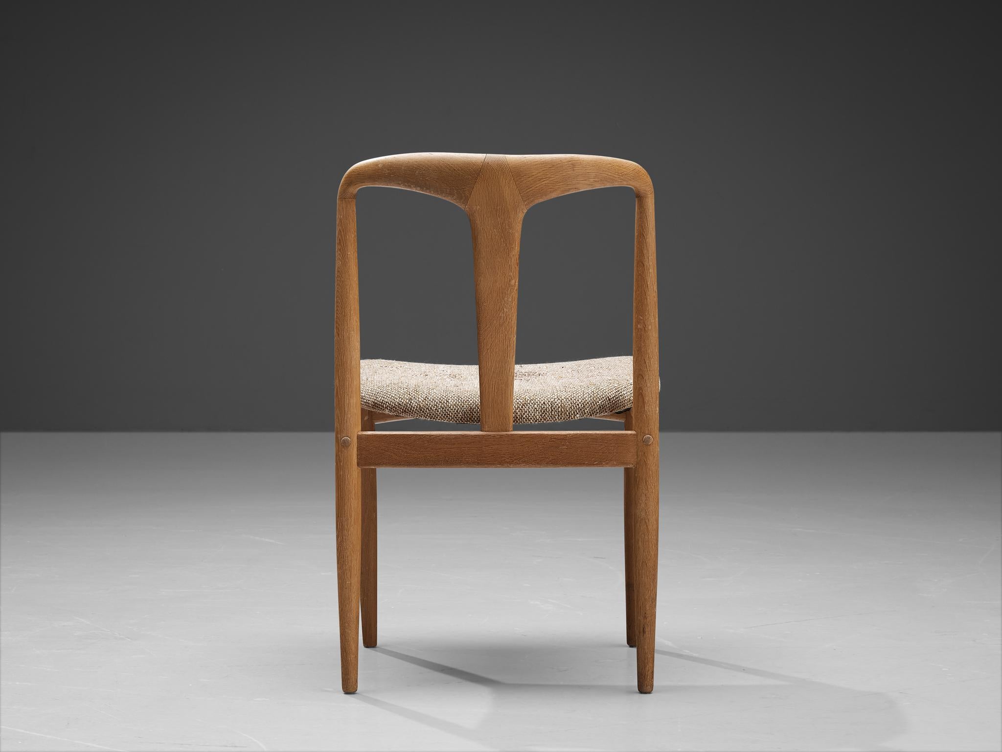 Johannes Andersen Pair of 'Juliane' Dining Chairs in Oak and Off-White Fabric 3