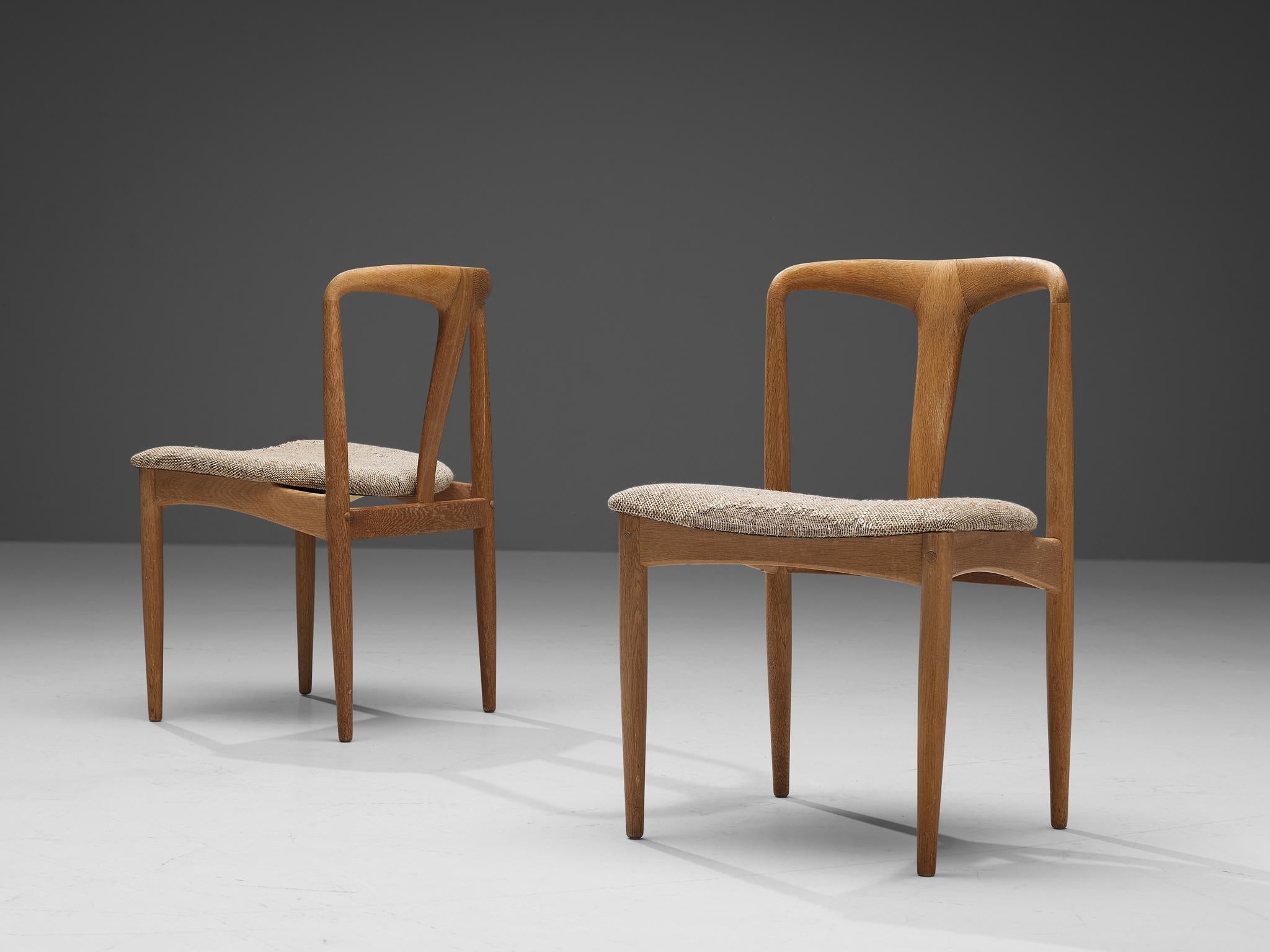 Johannes Andersen for Uldum Møbelfabrik, pair of chairs ‘Juliane’, oak, fabric, Denmark, 1960s

This pair of dining chairs is designed by Danish designer Johannes Andersen and produced by Uldum Møbelfabrik in Denmark. The chairs are executed in oak