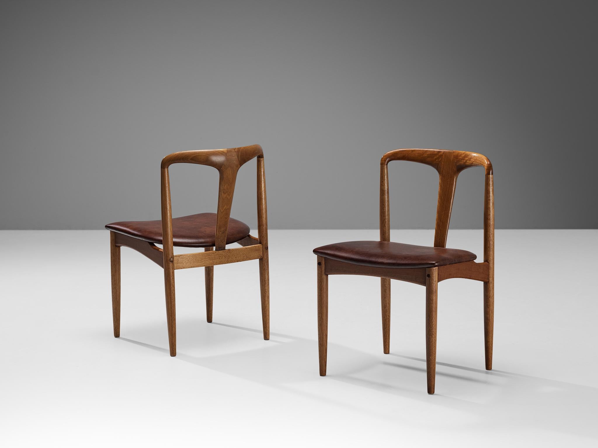 Johannes Andersen per Uldum Møbelfabrik, coppia di sedie da pranzo modello 'Juliane', teak, pelle marrone, Danimarca, anni '60

Questa coppia di bellissime sedie da pranzo è stata progettata dal designer danese Johannes Andersen e prodotta da Uldum