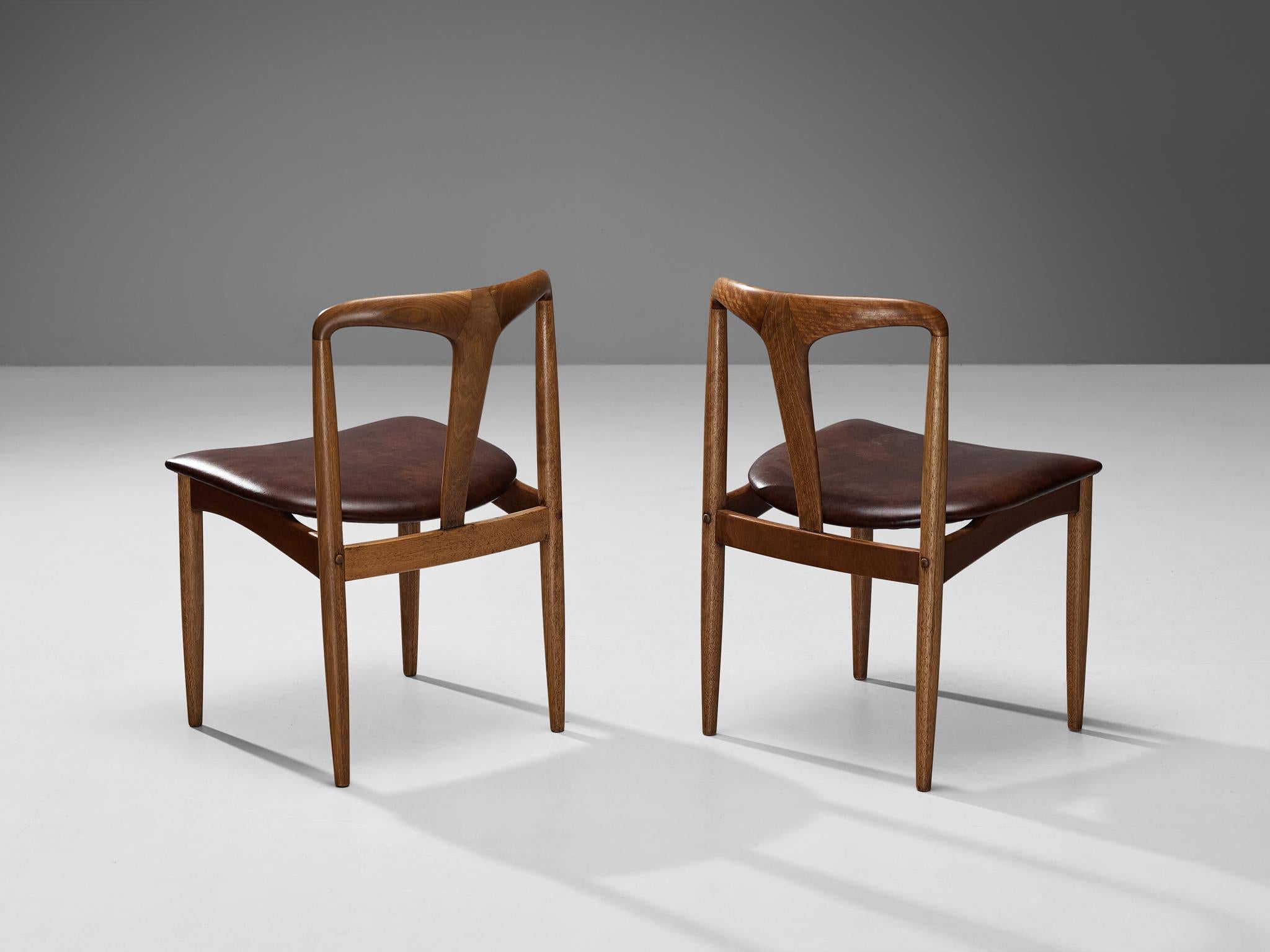 Milieu du XXe siècle Johannes Andersen - Paire de chaises de salle à manger « Juliane » en teck et cuir en vente