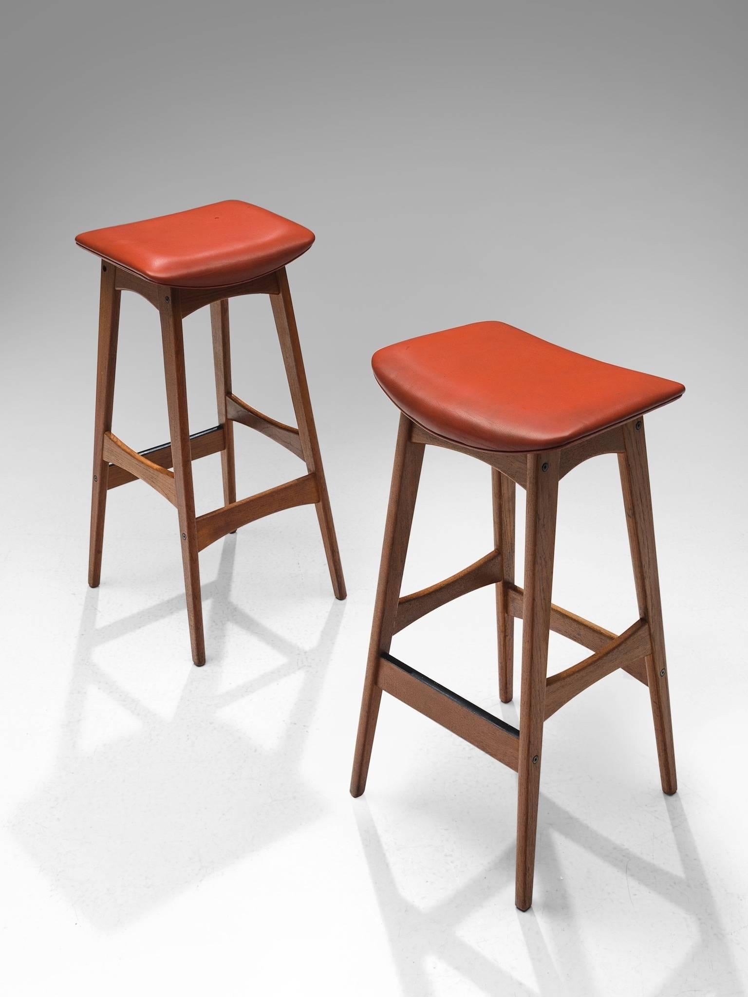 Johannes Andersen for Andersens Møbelfabrik, pair of two bar stools, with red brown faux leather seats and teak, Denmark, 1960s.

This is a set of two teak stools, with red brown faux leather on the seats. The stools are designed by Johannes