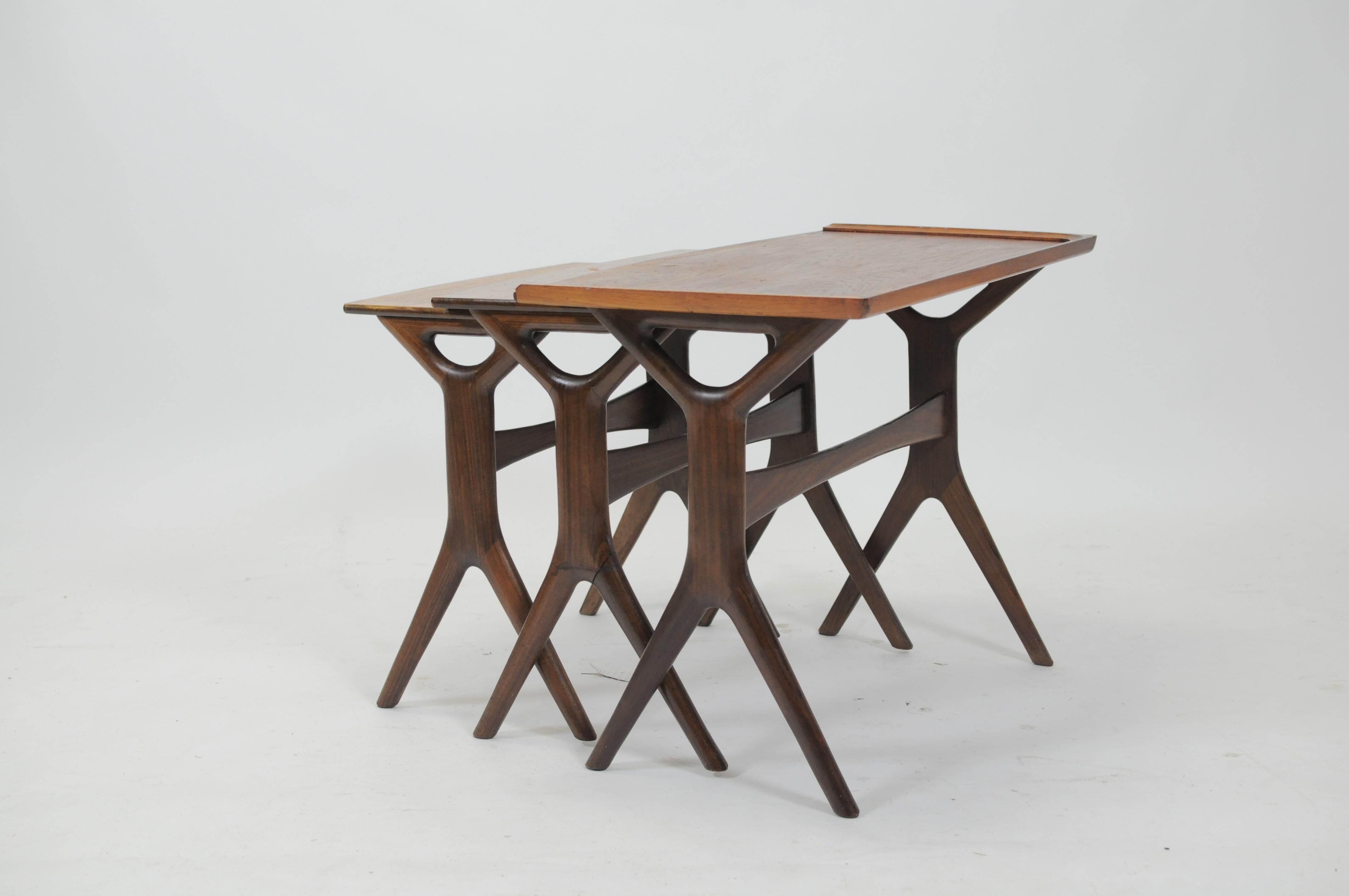 Milieu du XXe siècle Tables gigognes Johannes Andersen restaurées et restaurées en teck par CFC Silkeborg en vente