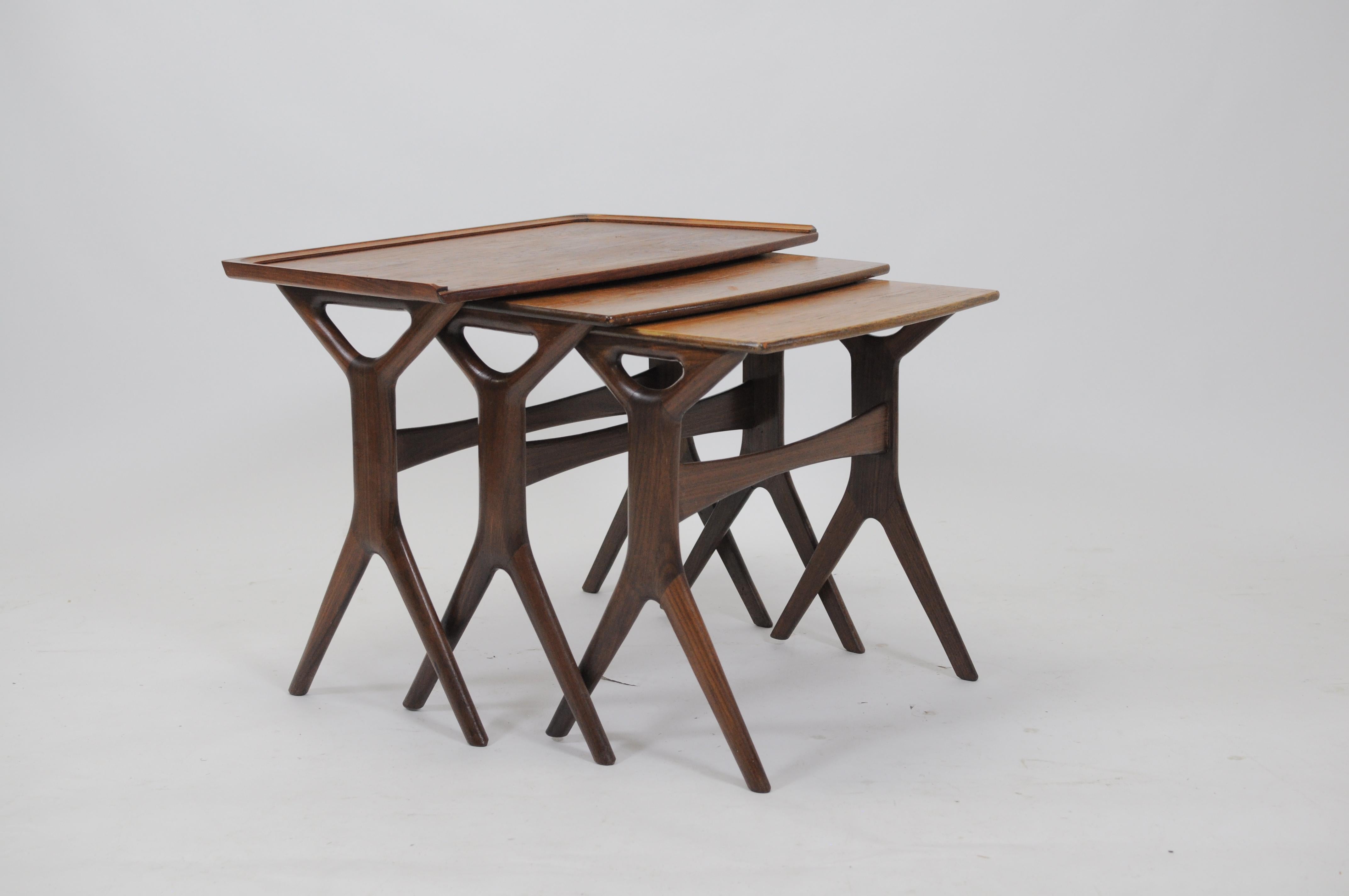 Teck Tables gigognes Johannes Andersen restaurées et restaurées en teck par CFC Silkeborg en vente