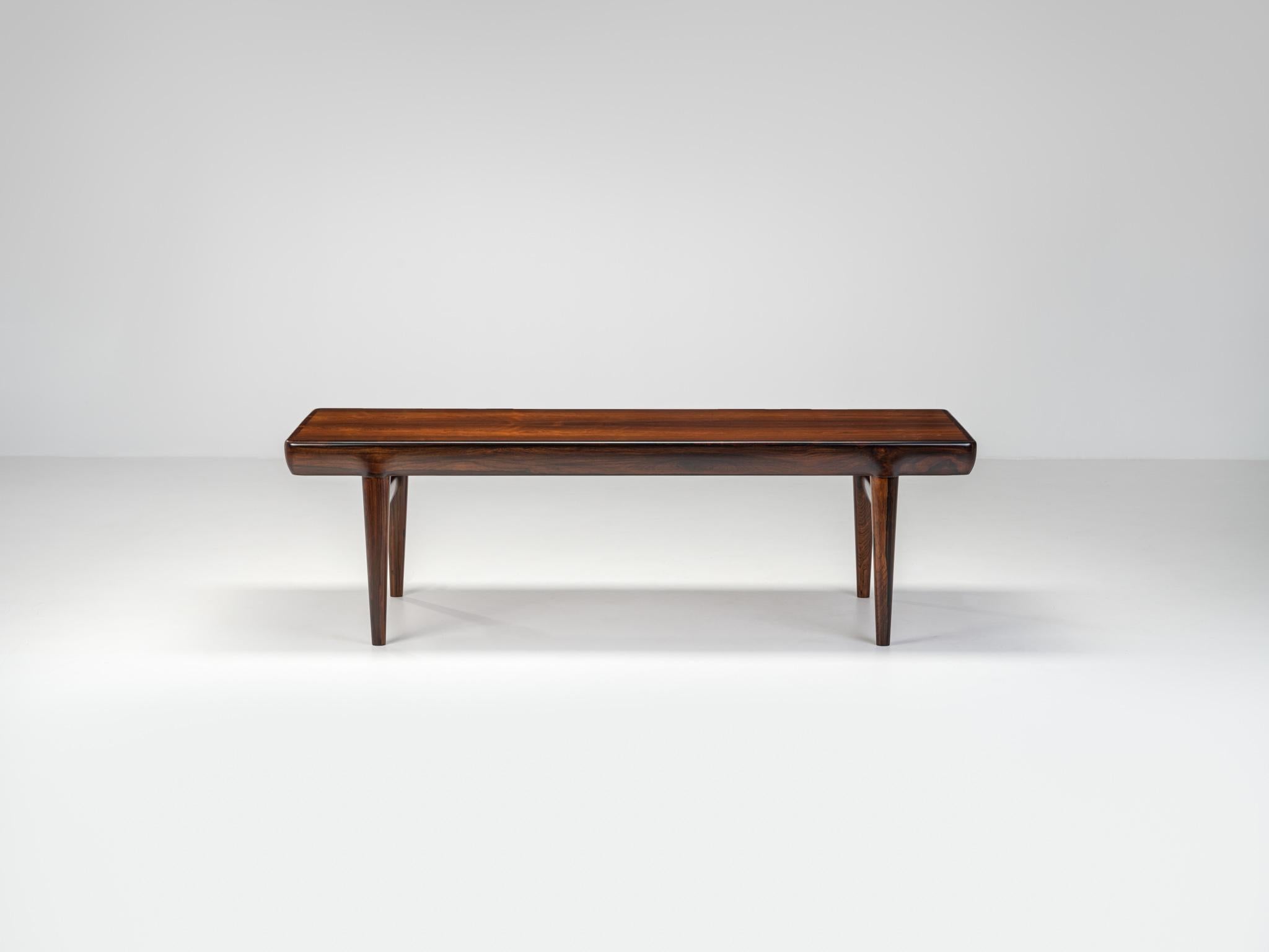 Vintage Couchtisch aus brasilianischem Rosenholz/Palisander, entworfen von Johannes Andersen und hergestellt von der Silkeborg Møbelfabrik in Dänemark um 1960. Dieser elegante Couchtisch weist eine schöne natürliche Palisandermaserung auf und kann