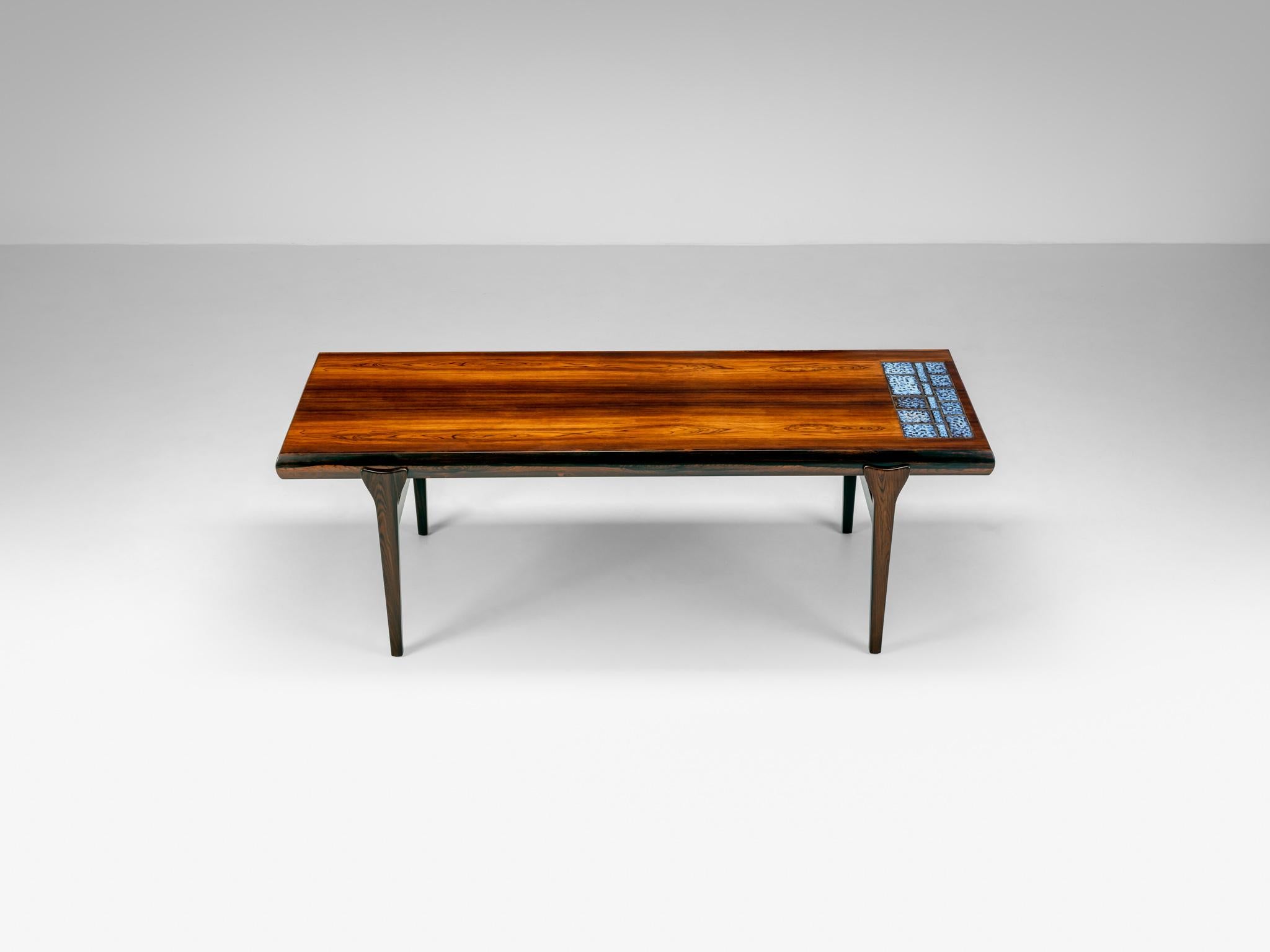 Vintage Brazilian rosewood/palisander coffee table designed by Johannes Andersen and produced by Silkeborg Møbelfabrik in Denmark c1960. This elegant coffee table features a beautiful natural rosewood grain and can extend with a drawers on one side