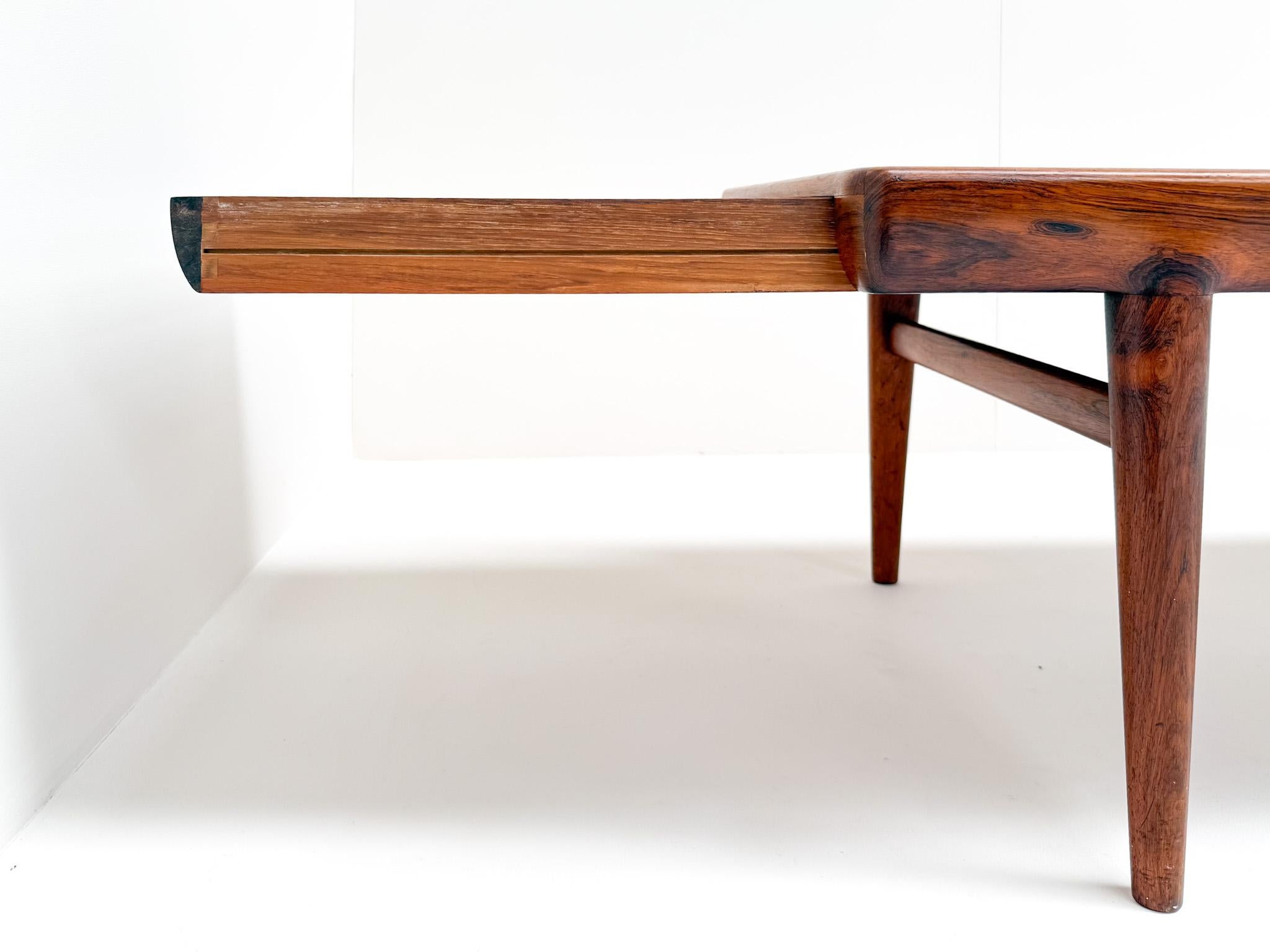 Mesa baja de palisandro Johannes Andersen para CFC Silkeborg, Dinamarca en venta 5