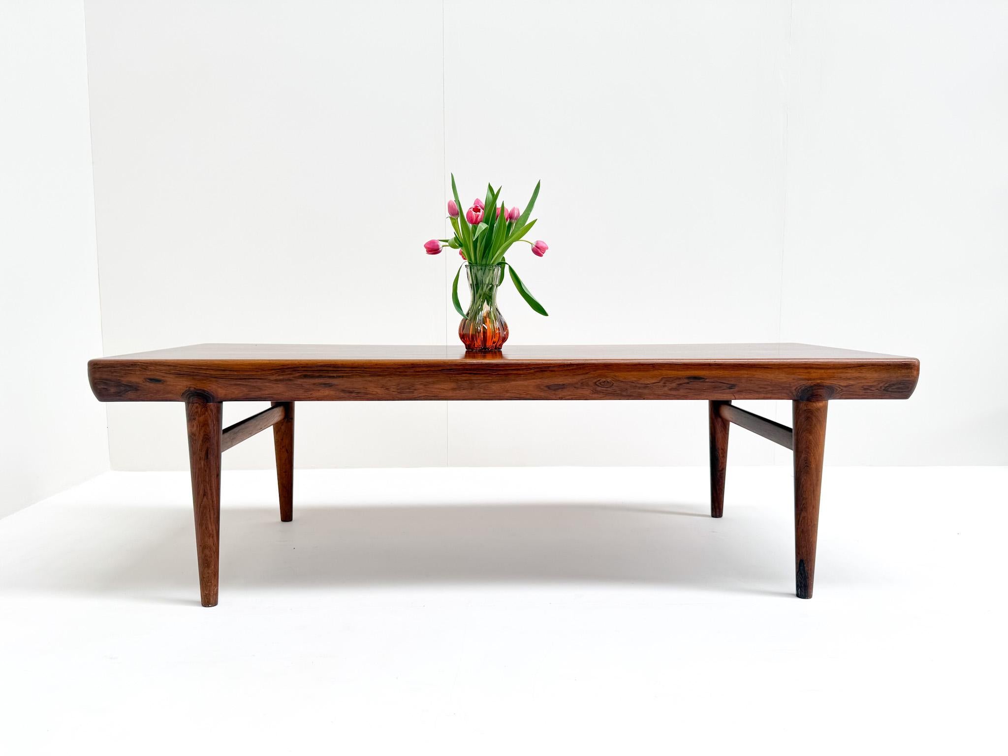 Mesa baja de palisandro Johannes Andersen para CFC Silkeborg, Dinamarca en venta 7
