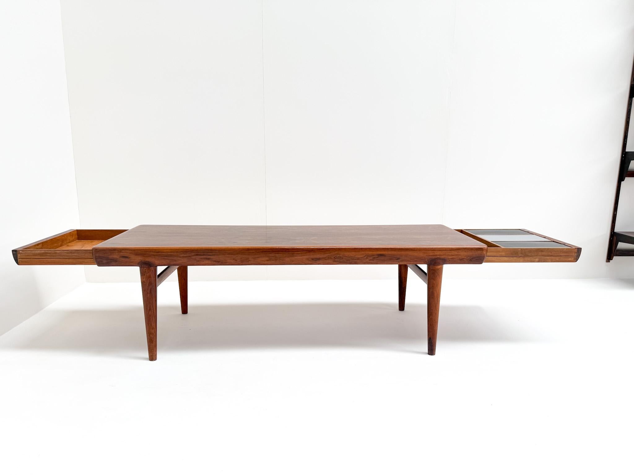 Mesa baja de palisandro Johannes Andersen para CFC Silkeborg, Dinamarca en venta 8