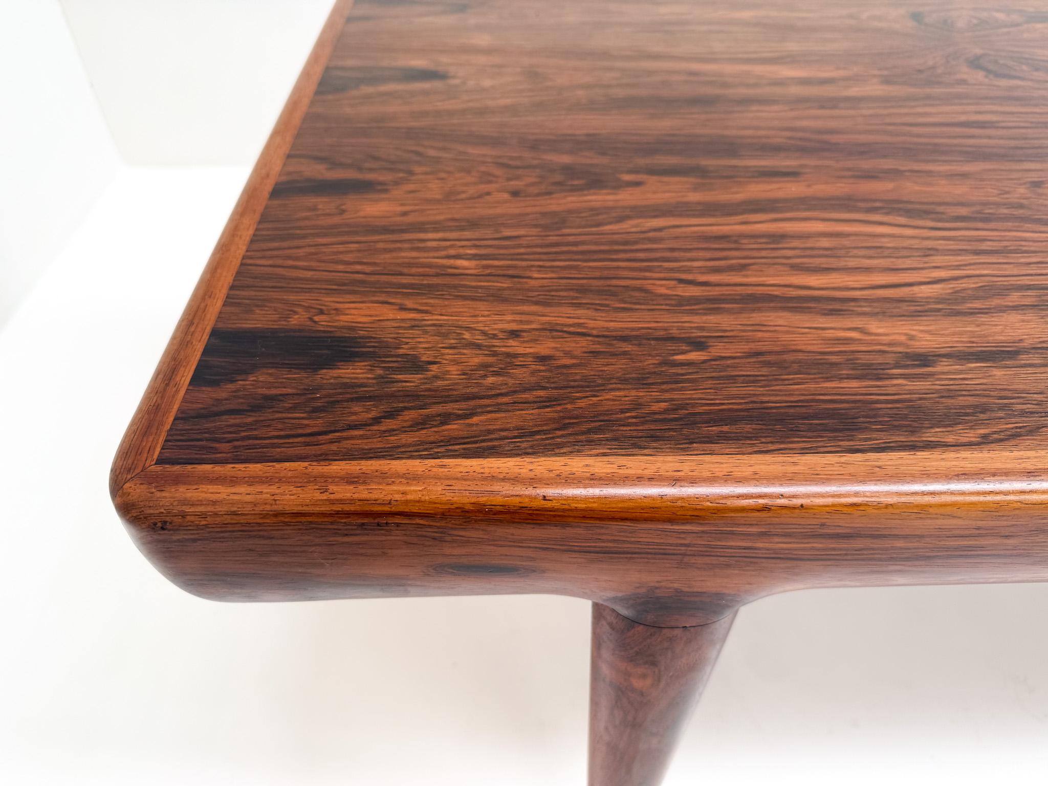 Mesa baja de palisandro Johannes Andersen para CFC Silkeborg, Dinamarca mediados del siglo XX en venta