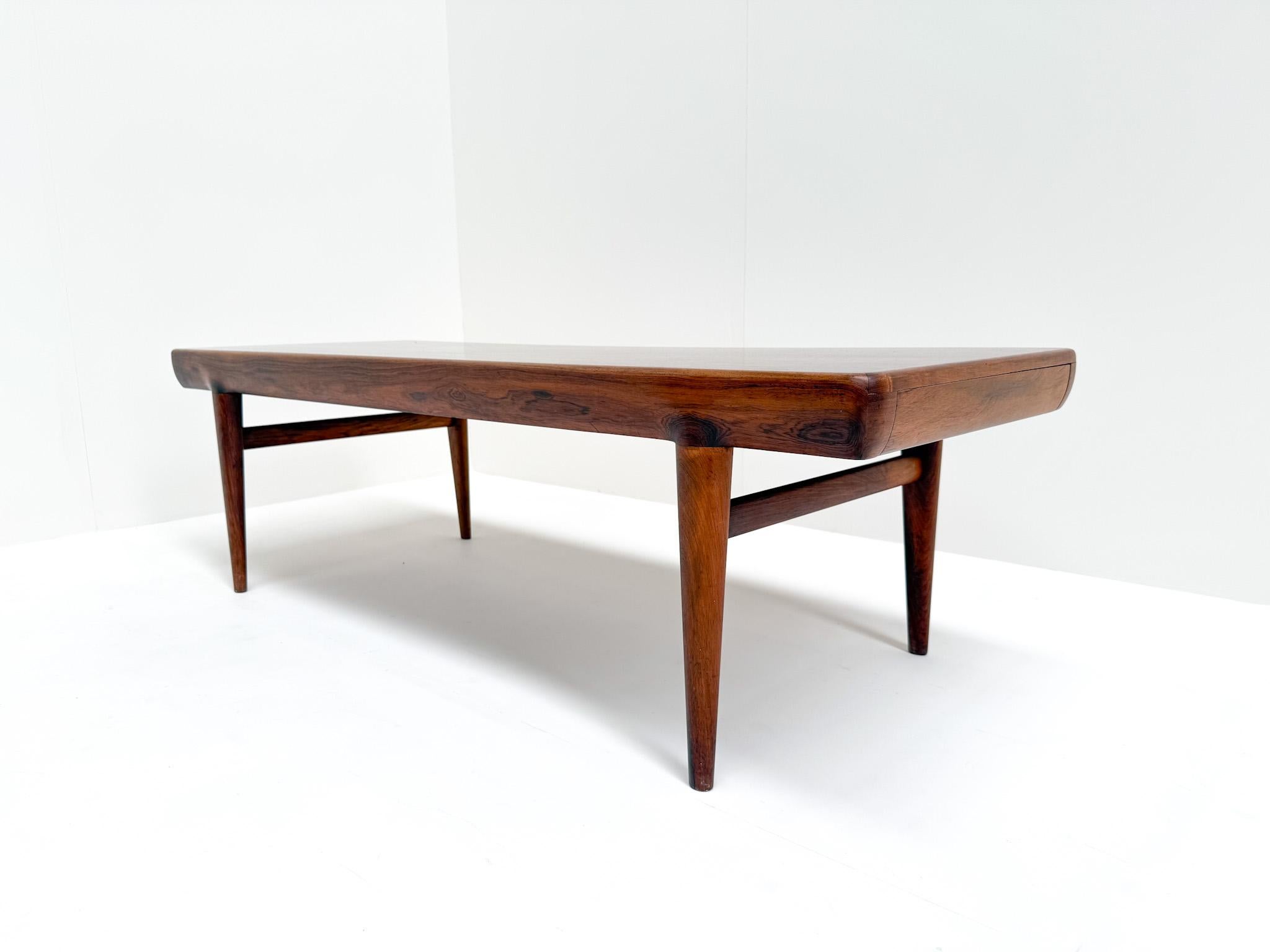 Mesa baja de palisandro Johannes Andersen para CFC Silkeborg, Dinamarca Palo de rosa en venta