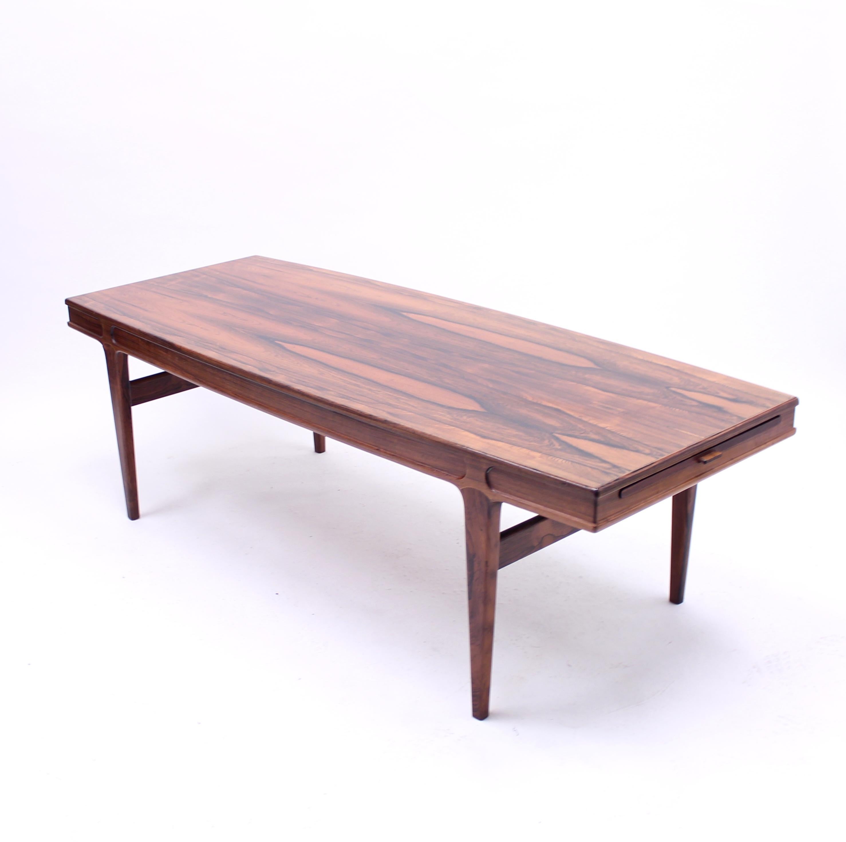Rosewood coffee table designed by Johannes Andersen for Trensum in the 1960s. This model has two extra leafs with a black laminate top that could be pulled out from the short sides of the table. Length is there for 160-222 cm. Very good untouched