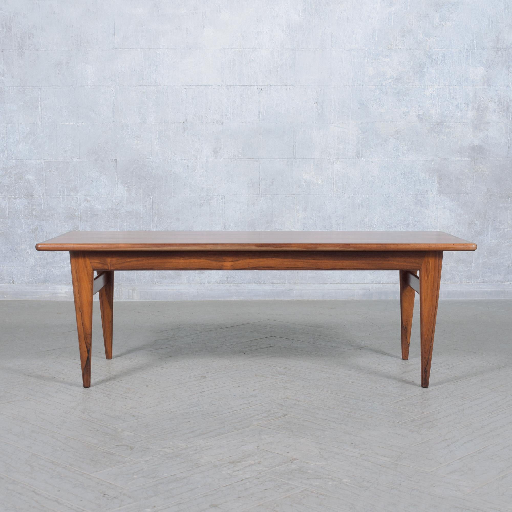 Tauchen Sie ein in die zeitlose Eleganz des skandinavischen Designs mit unserem Modern Scandinavian Rosewood Low Coffee Table, einem Stück, das die Essenz der modernen Ästhetik der Jahrhundertmitte einfängt und dem berühmten Johannes Andersen für