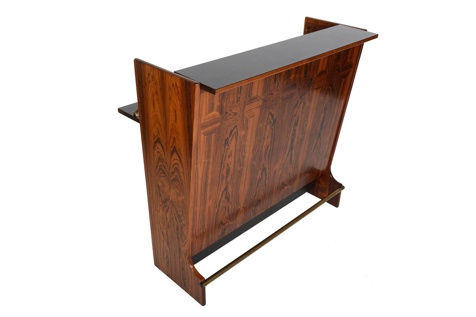 This top of the line Danish modern Brazilian rosewood freestanding cocktail bar Model SK 661 was designed by Johannes Andersen for J. Skaaning & Søn in 1958. With absolutely stunning grain and detail throughout, this rare piece features reverse