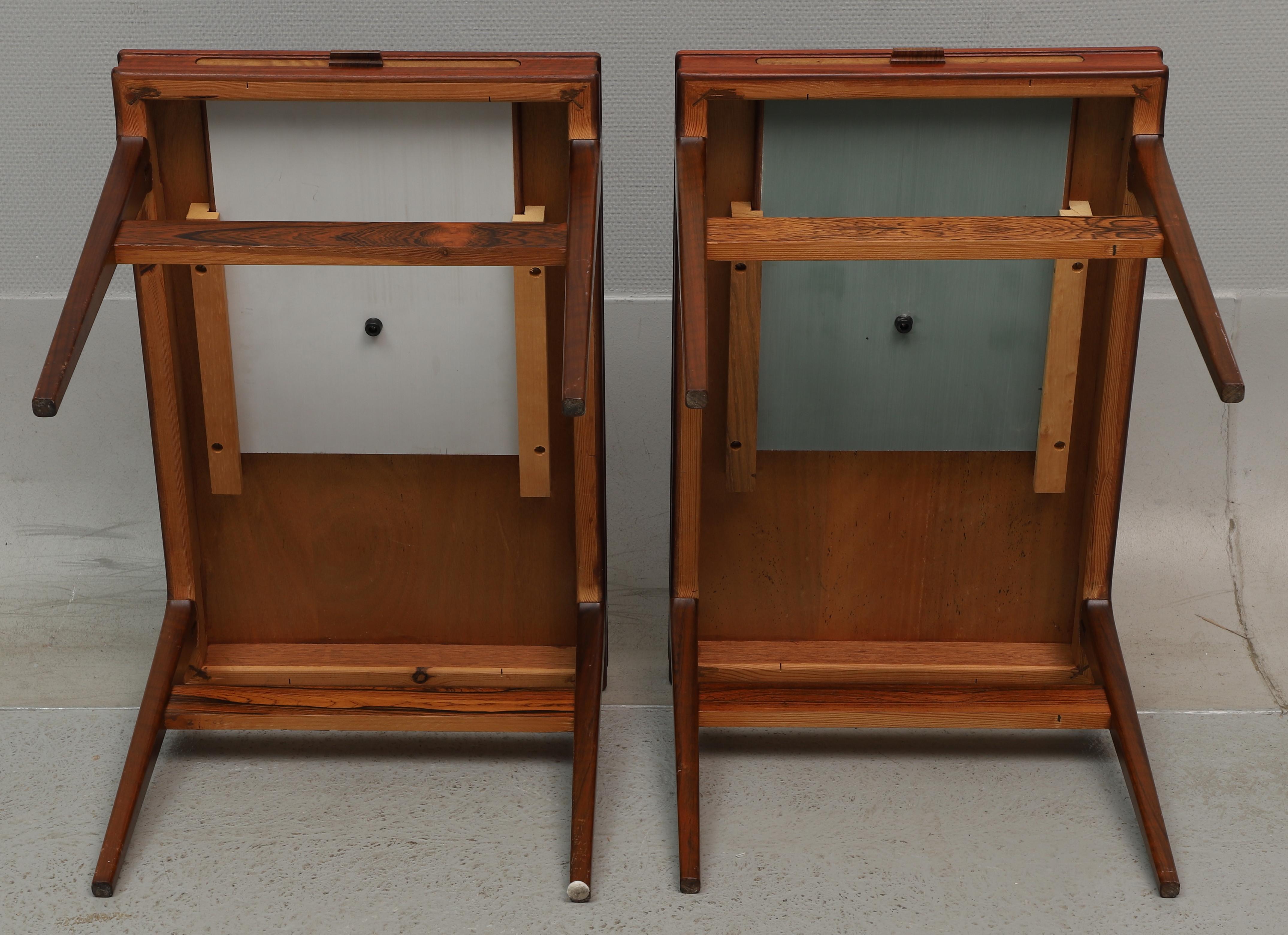 Seltenes Modell von JOHANNES ANDERSEN. Beistelltisch mit ausziehbarer Platte, ein Paar, hergestellt aus Palisanderholz in Schweden um 1960/70er Jahre.
Guter Zustand
Preis für das Paar
Höhe: ca. 48,5 cm
Länge: etwa 69,5 cm
Breite: etwa 44,5