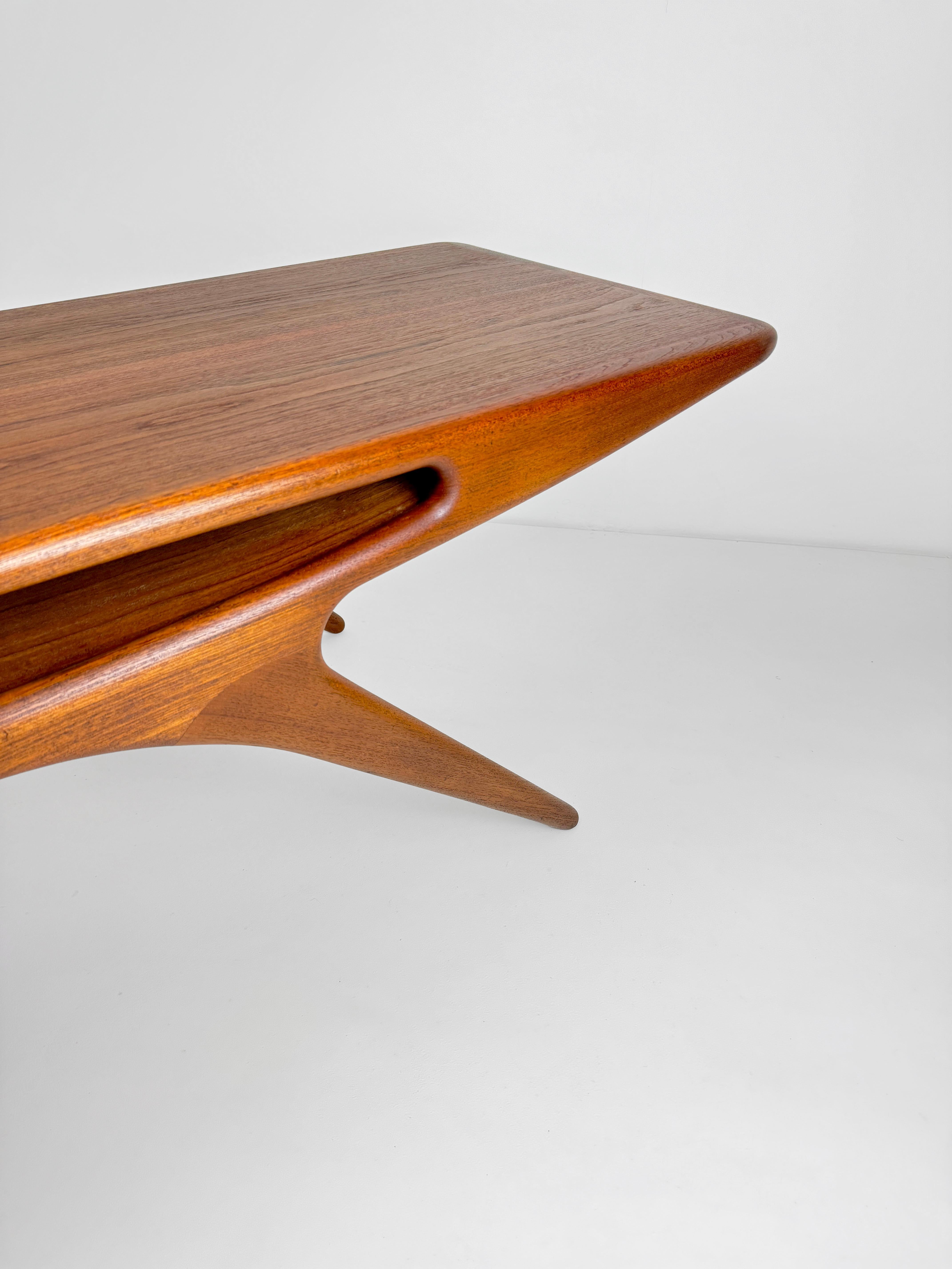 Intagliato a mano Coffee Table Teakwood by Johannes Andersen, for CFC Silkeborg, Denmark 1950's in vendita