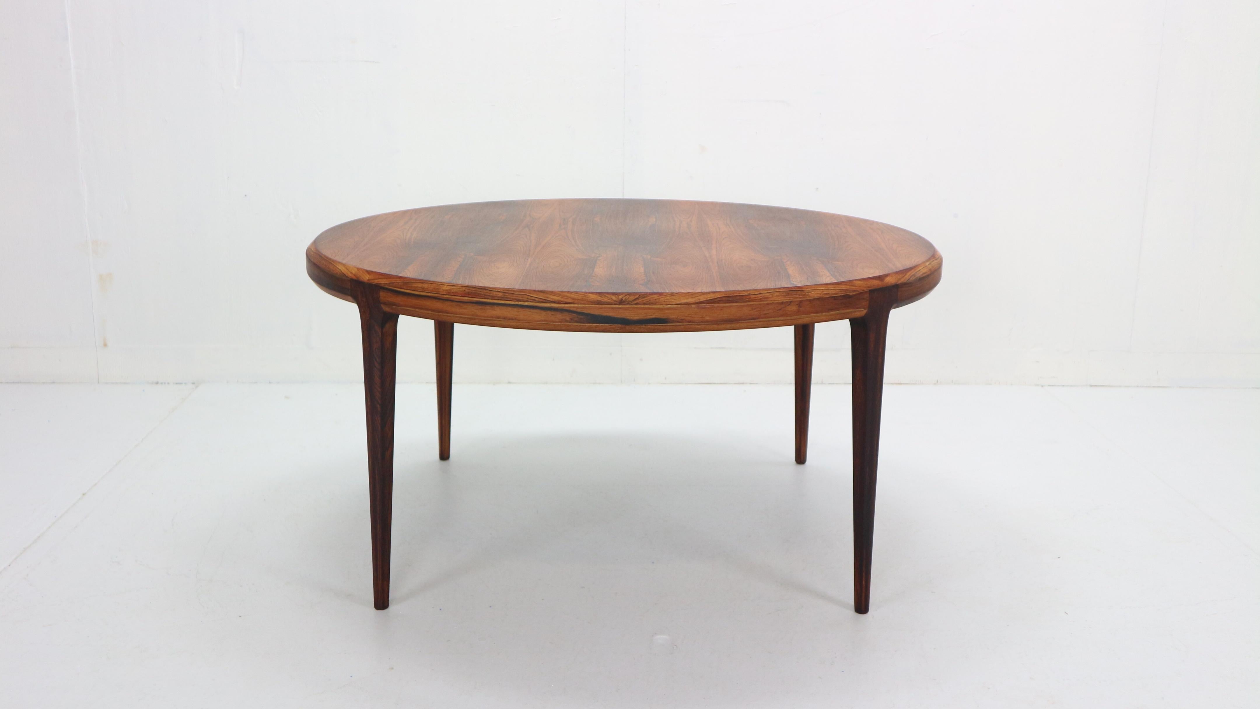 Scandinavian Modern period round coffee or low table designed by Johannes Andersen and manufactured for CFC Silkeborg, 1960s Denmark.
Danish design superb table is made of Brazilian rosewood veneer with beautiful woodgrain.
Great