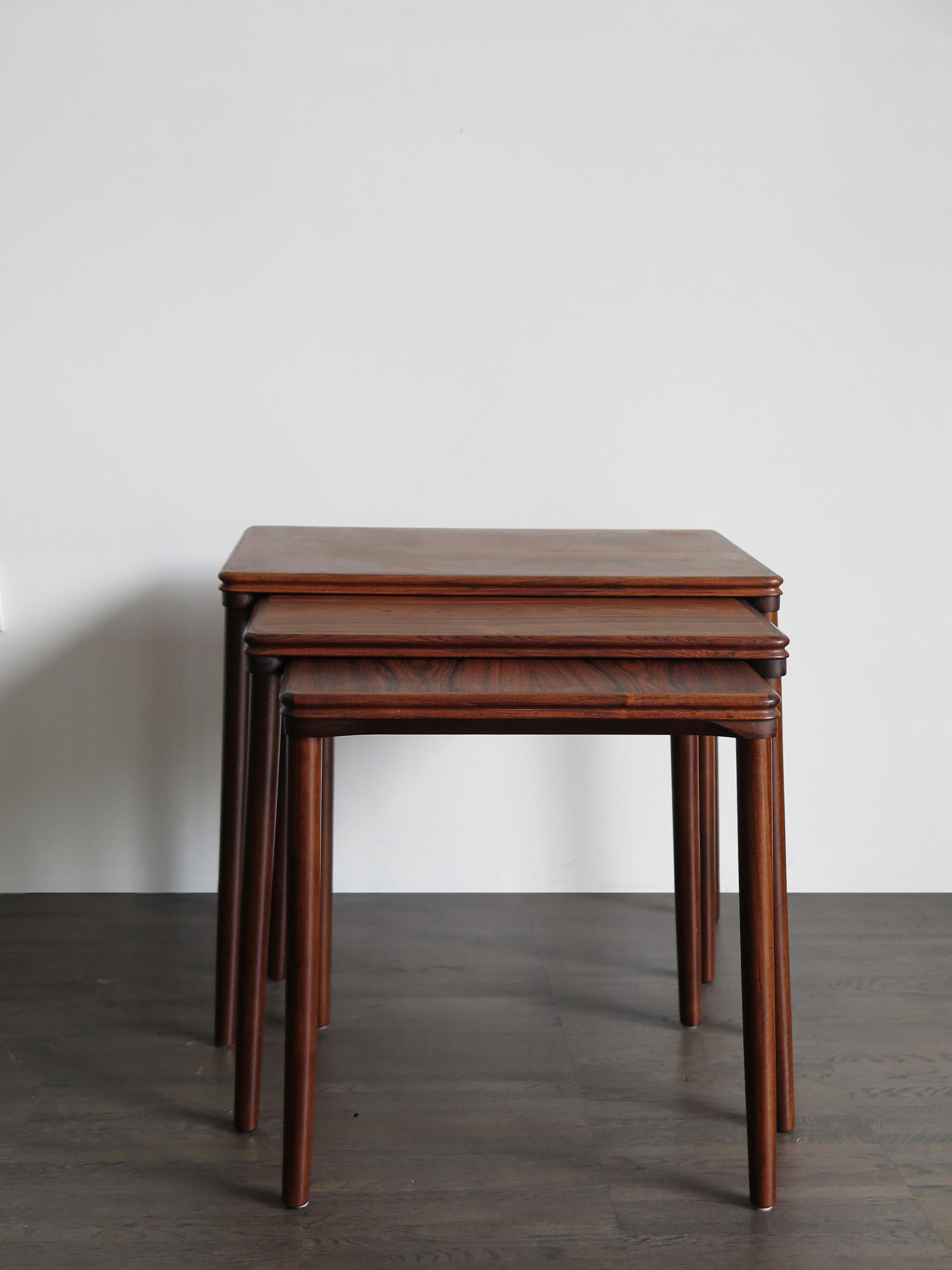 The Modern Scandinavian Mid-Century Modern design dark wood nesting tables set
conçu par Johannes Andersen, Danemark années 1960

Veuillez noter que les articles sont des originaux de l'époque et qu'ils présentent des signes normaux d'âge et