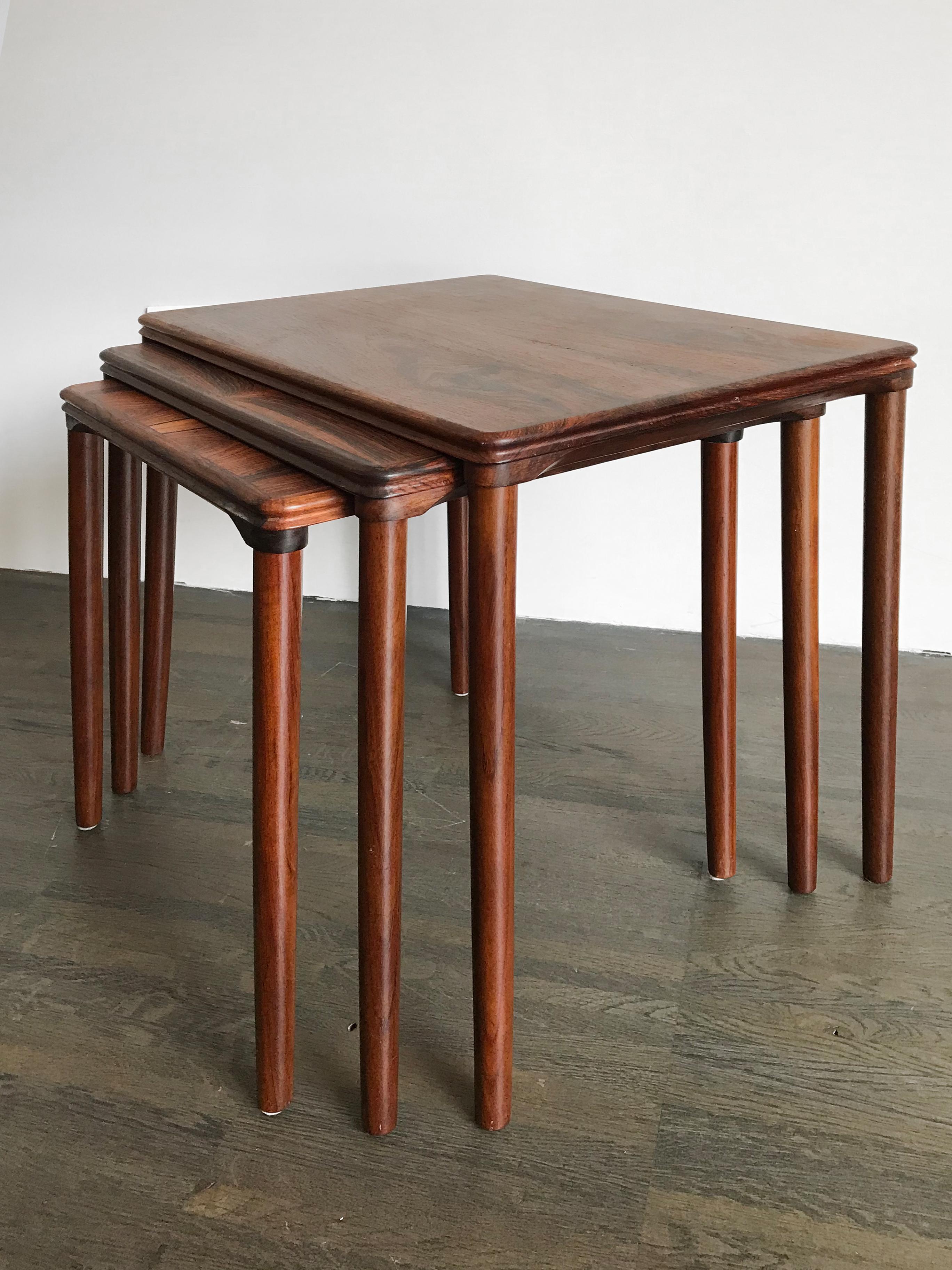 Scandinave moderne Tables gigognes scandinaves en bois foncé Johannes Andersen des années 1960  en vente