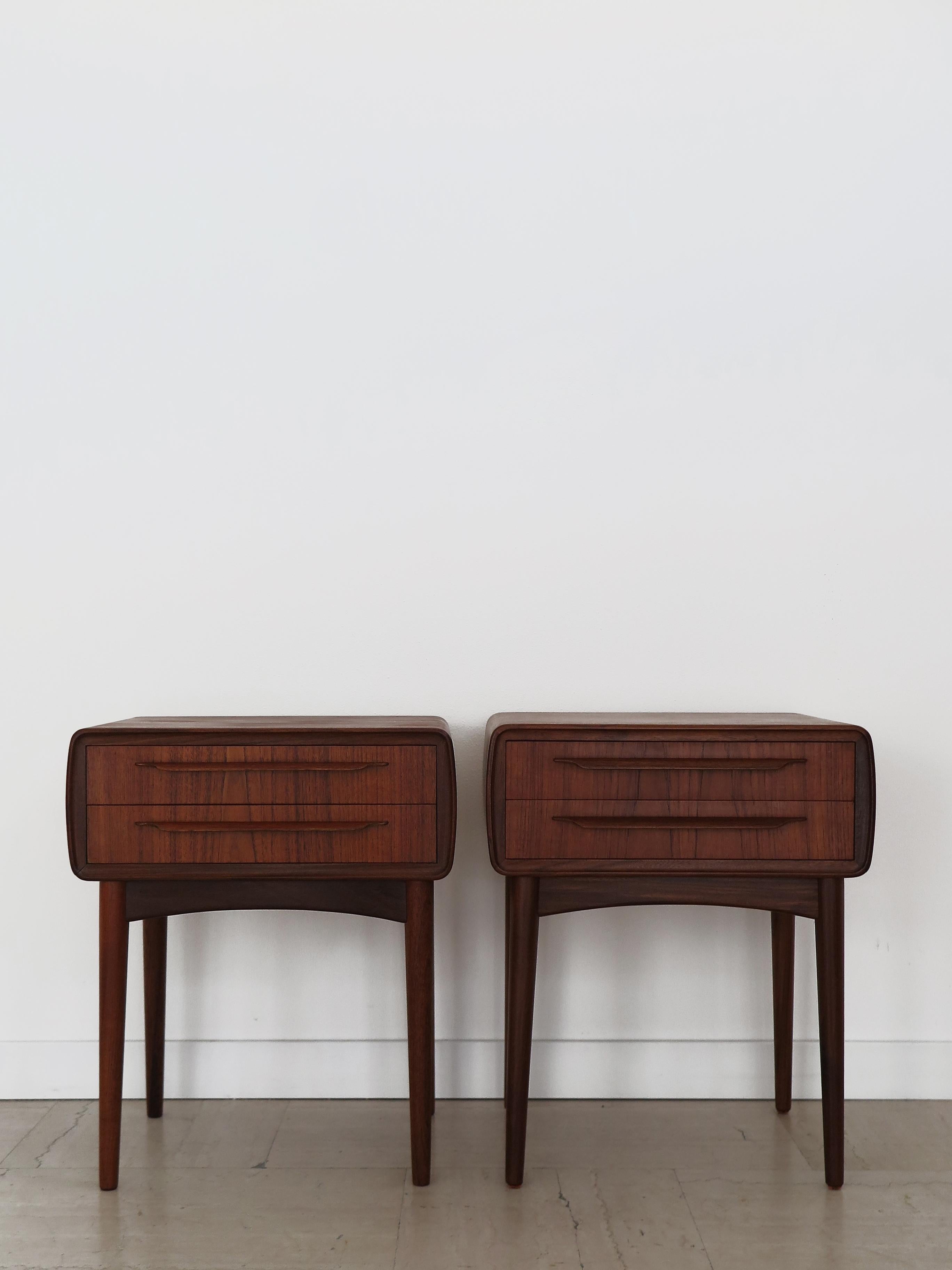 Set di due comodini in teak dal design scandinavo di metà secolo, disegnati da Johannes Andersen per CFC Silkeborg, Danimarca, negli anni '60.
 
Si prega di notare che gli articoli sono originali dell'epoca e presentano i normali segni dell'età e