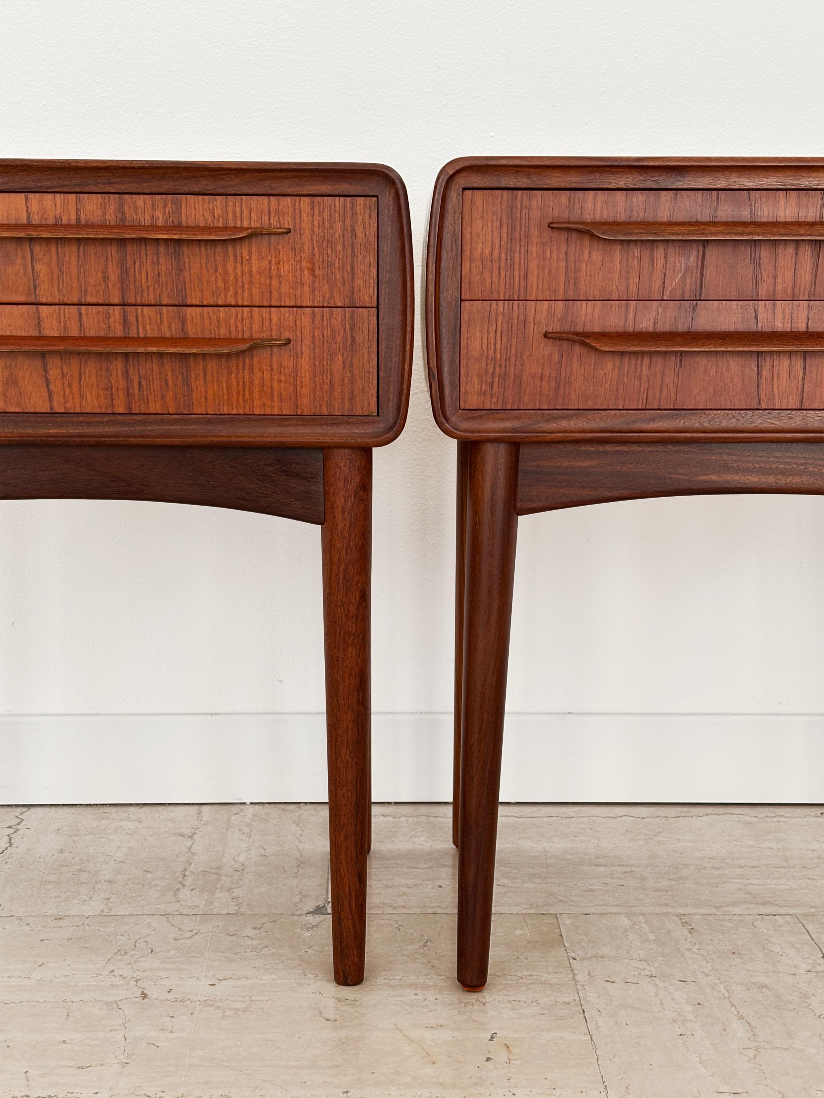 Mid-Century moderno Comodini scandinavi di metà secolo in teak di Johannes Andersen, Danimarca 1960 in vendita
