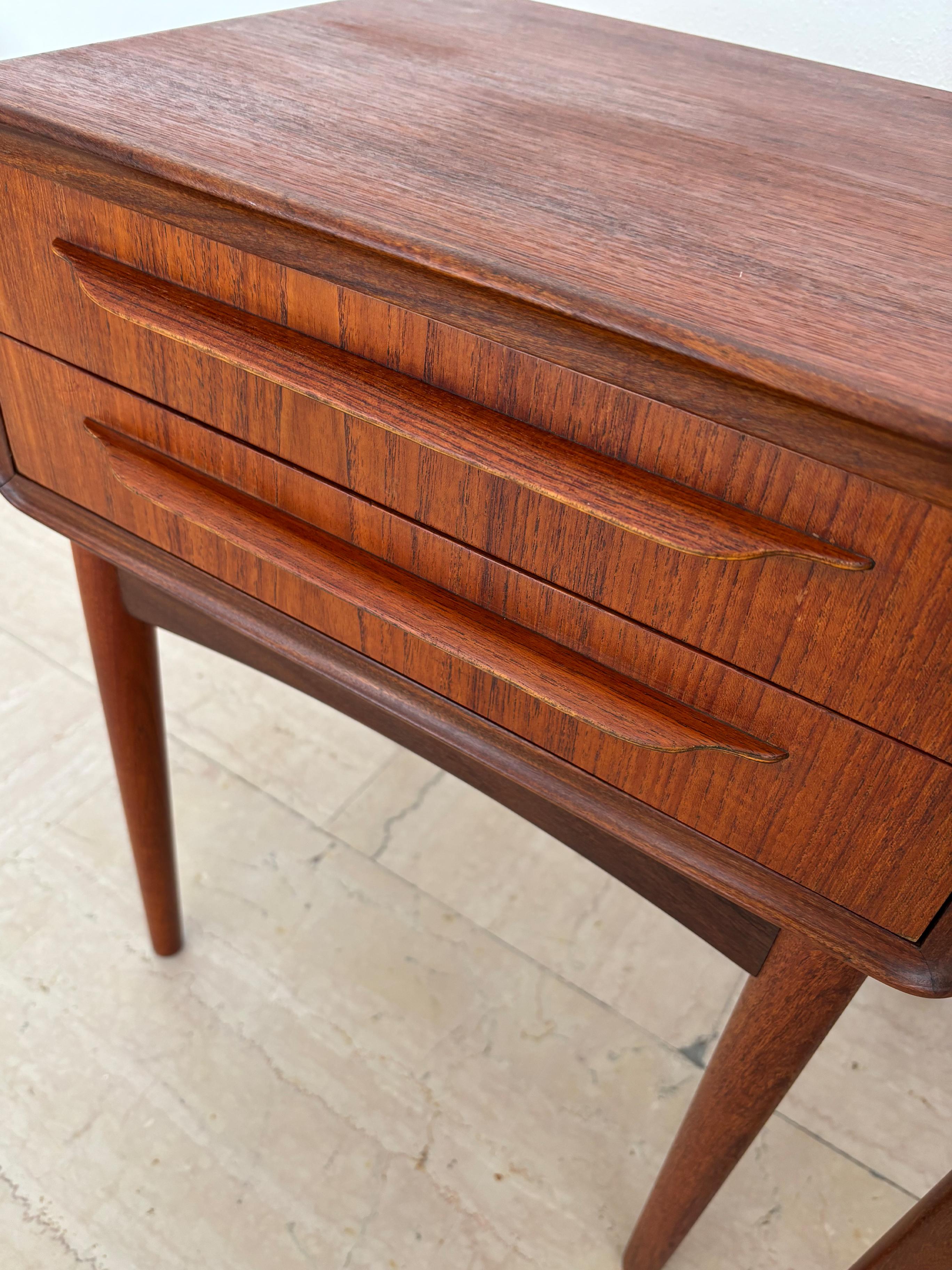 Danese Comodini scandinavi di metà secolo in teak di Johannes Andersen, Danimarca 1960 in vendita