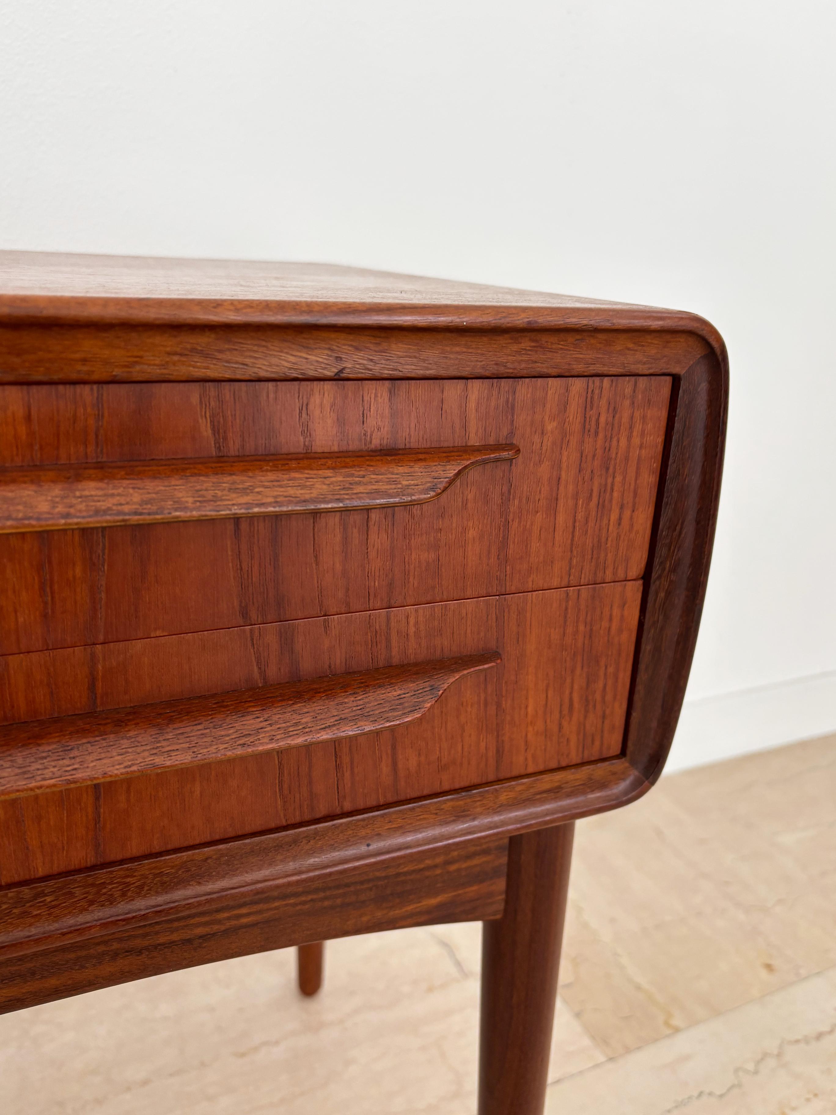 Comodini scandinavi di metà secolo in teak di Johannes Andersen, Danimarca 1960 In condizioni buone in vendita a Reggio Emilia, IT