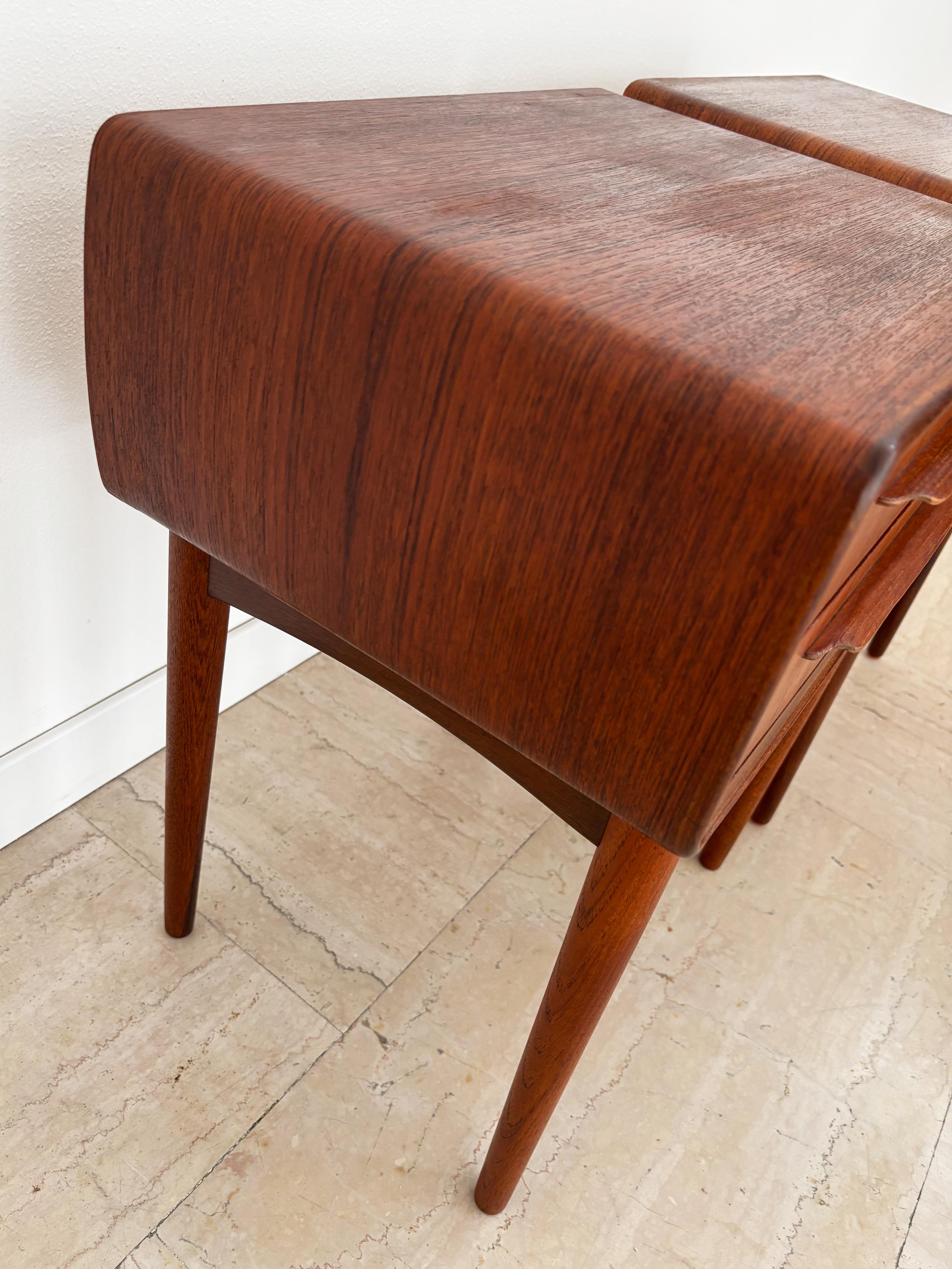 Metà XX secolo Comodini scandinavi di metà secolo in teak di Johannes Andersen, Danimarca 1960 in vendita