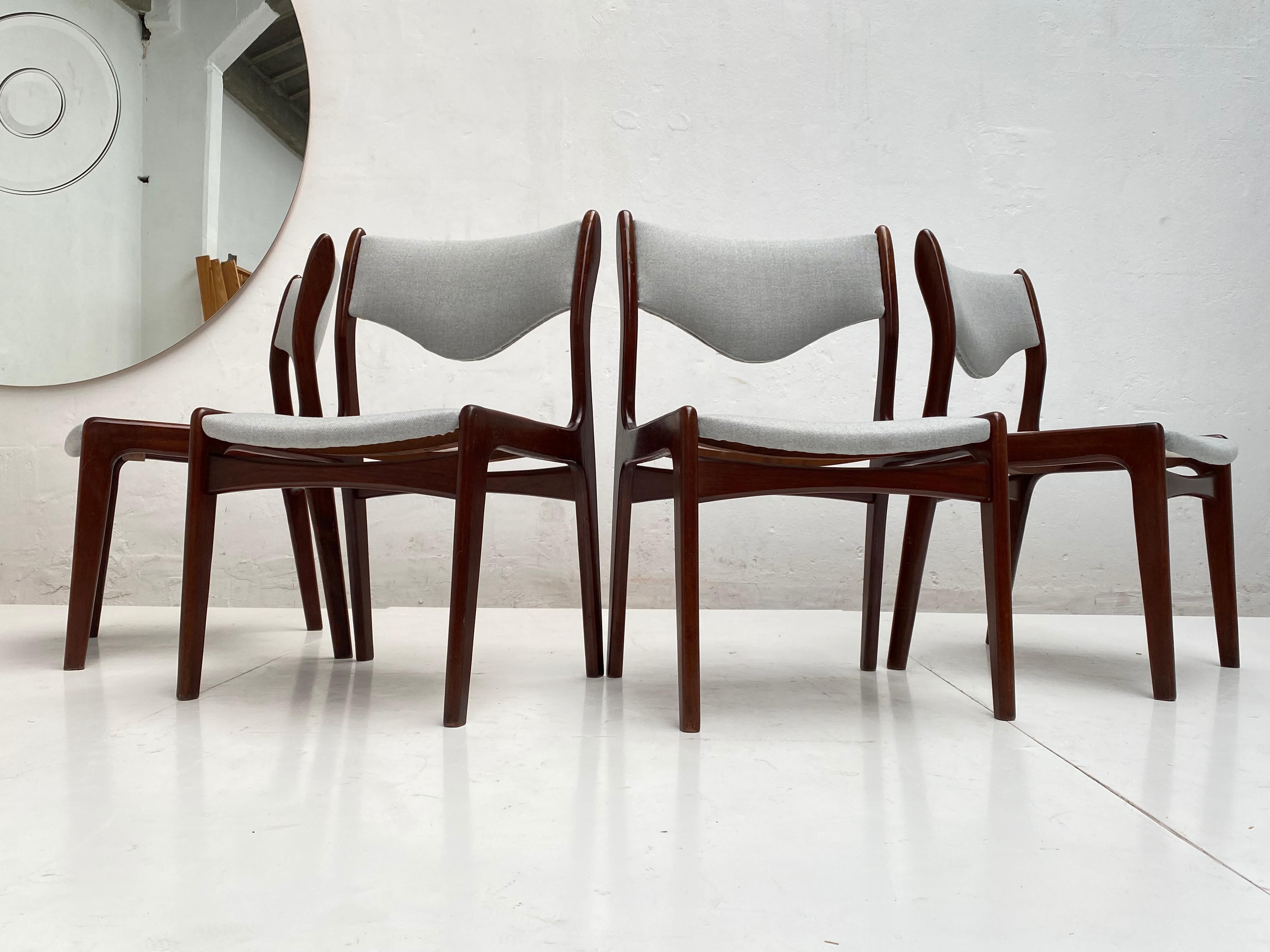 Diese hübschen, organisch geformten Esszimmerstühle sind ein Werk des dänischen Designers Johannes Andersen und wurden in den 1960er Jahren von der niederländischen Firma Mahjongg in Vlaardingen in den Niederlanden hergestellt

Die Stühle wurden