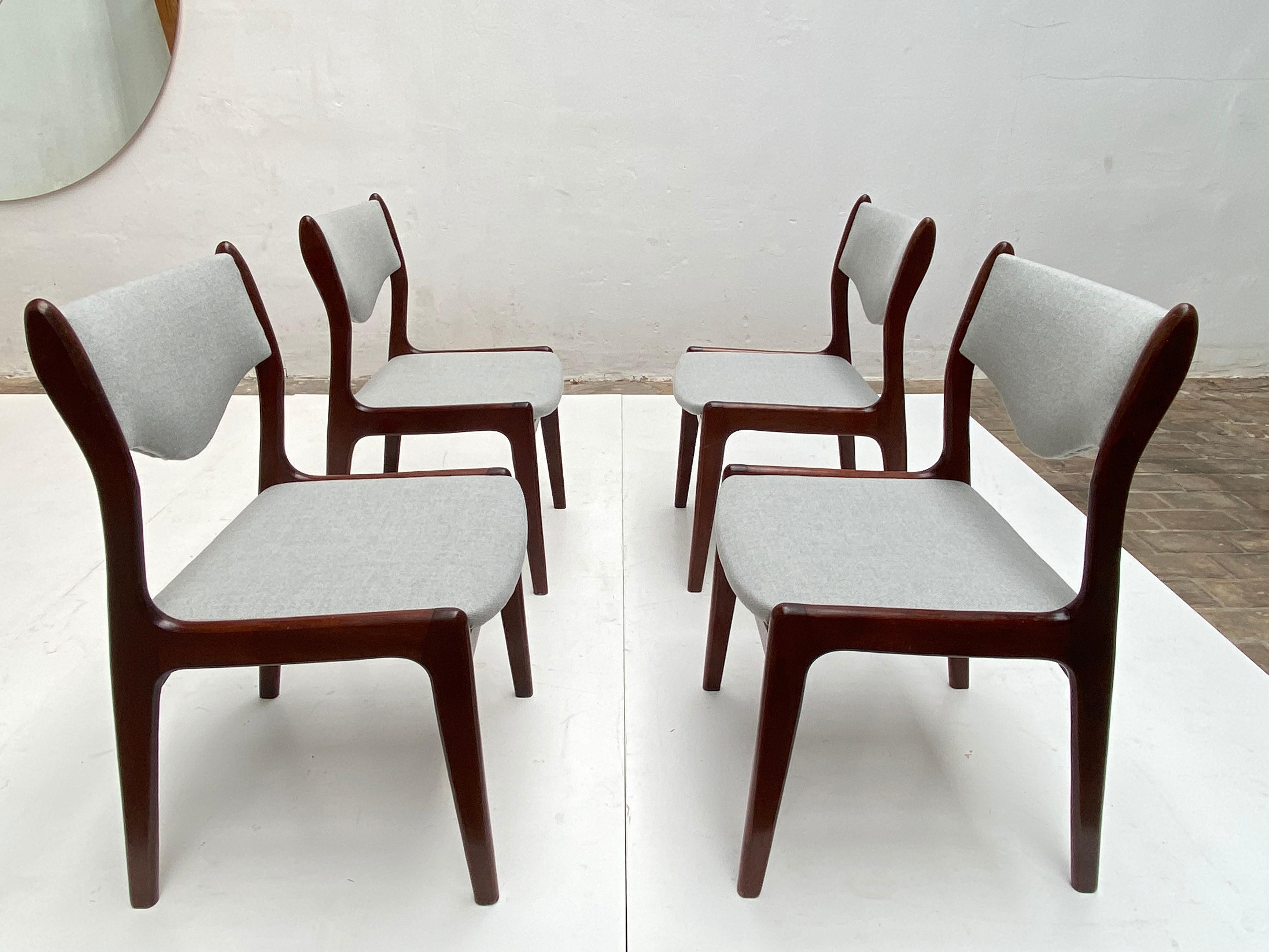 Satz von 4 Esszimmerstühlen aus massivem Teakholz von Johannes Andersen, hergestellt von Mahjongg, 1960er Jahre (Geschnitzt) im Angebot