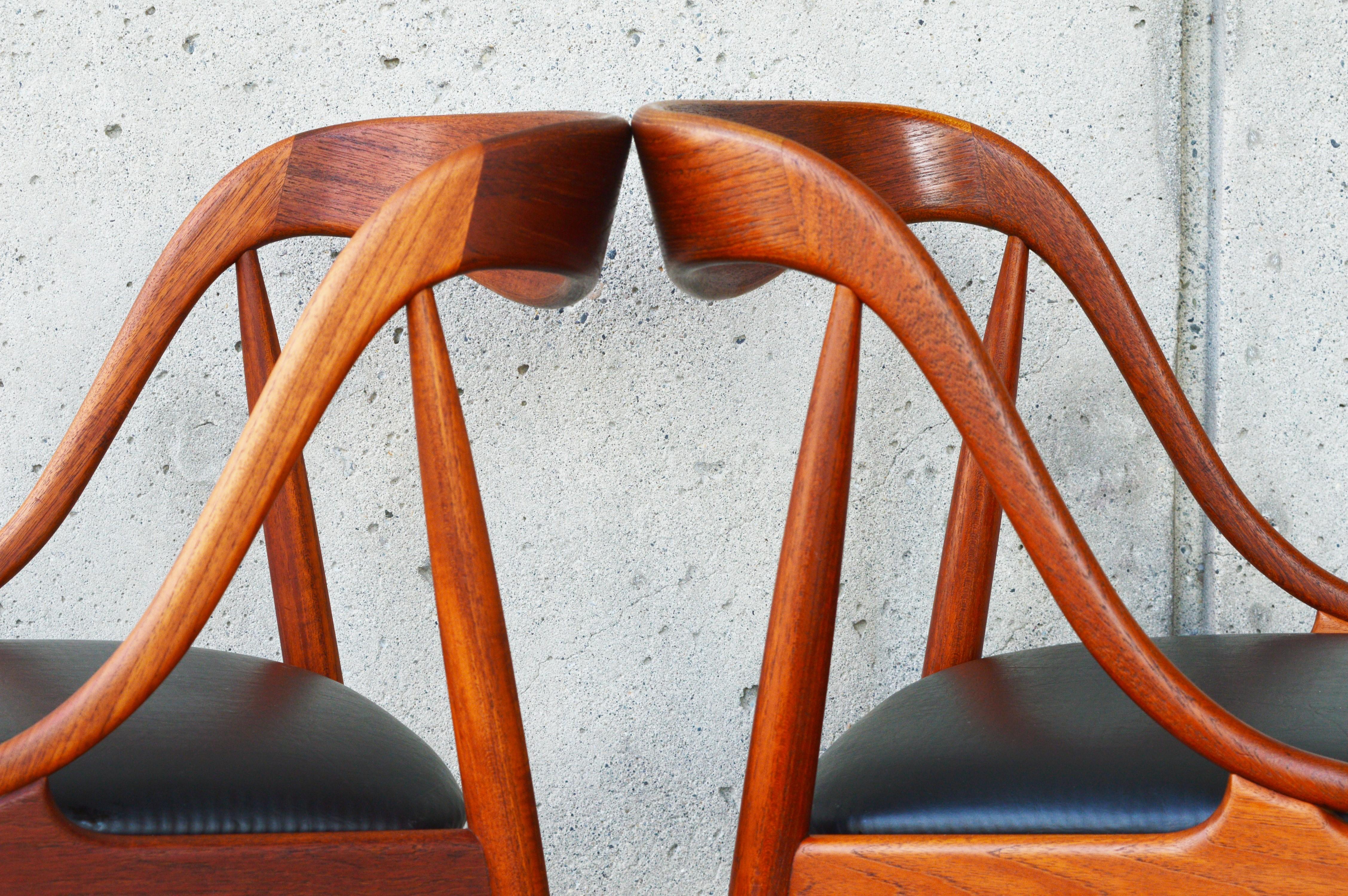 Mid-Century Modern Johannes Andersen Set of 6 Danish Teak Dining Chairs with 2 Head or Armchairs