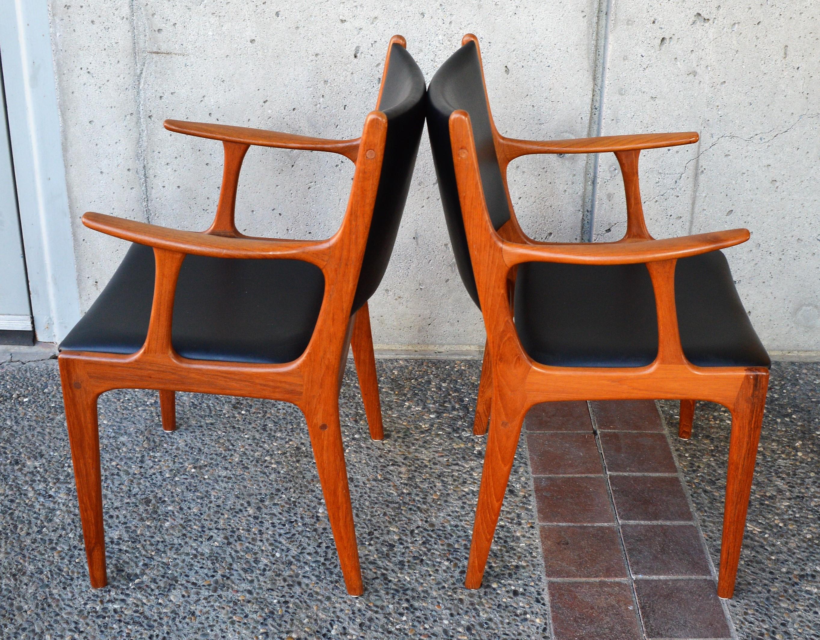Johannes Andersen Set of 6 Danish Teak Dining Chairs with 2 Head or Armchairs In Good Condition In New Westminster, British Columbia