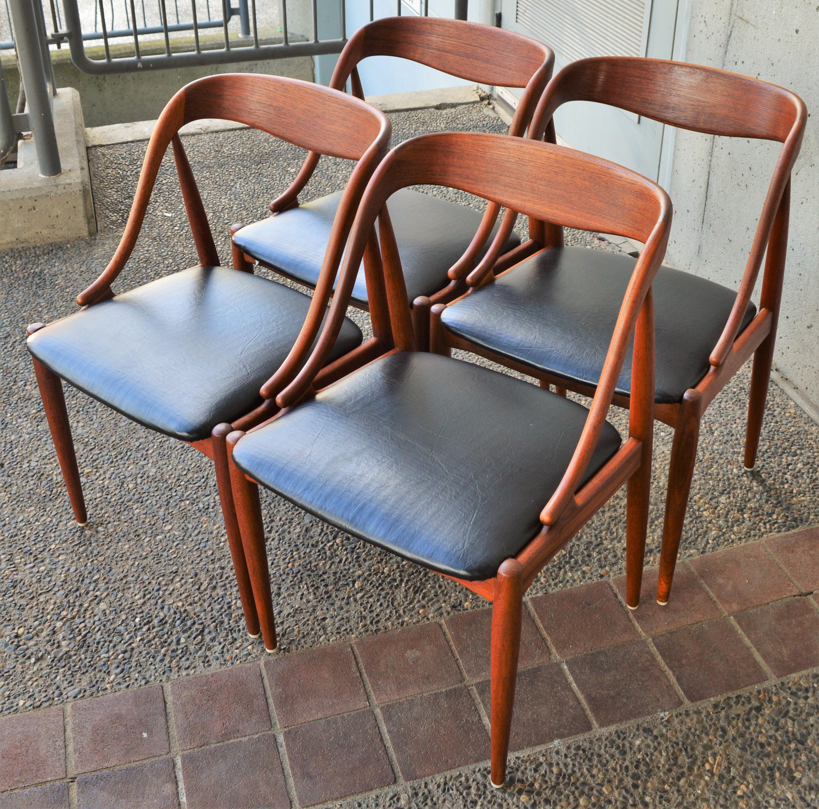 Mid-20th Century Johannes Andersen Set of 6 Danish Teak Dining Chairs with 2 Head or Armchairs