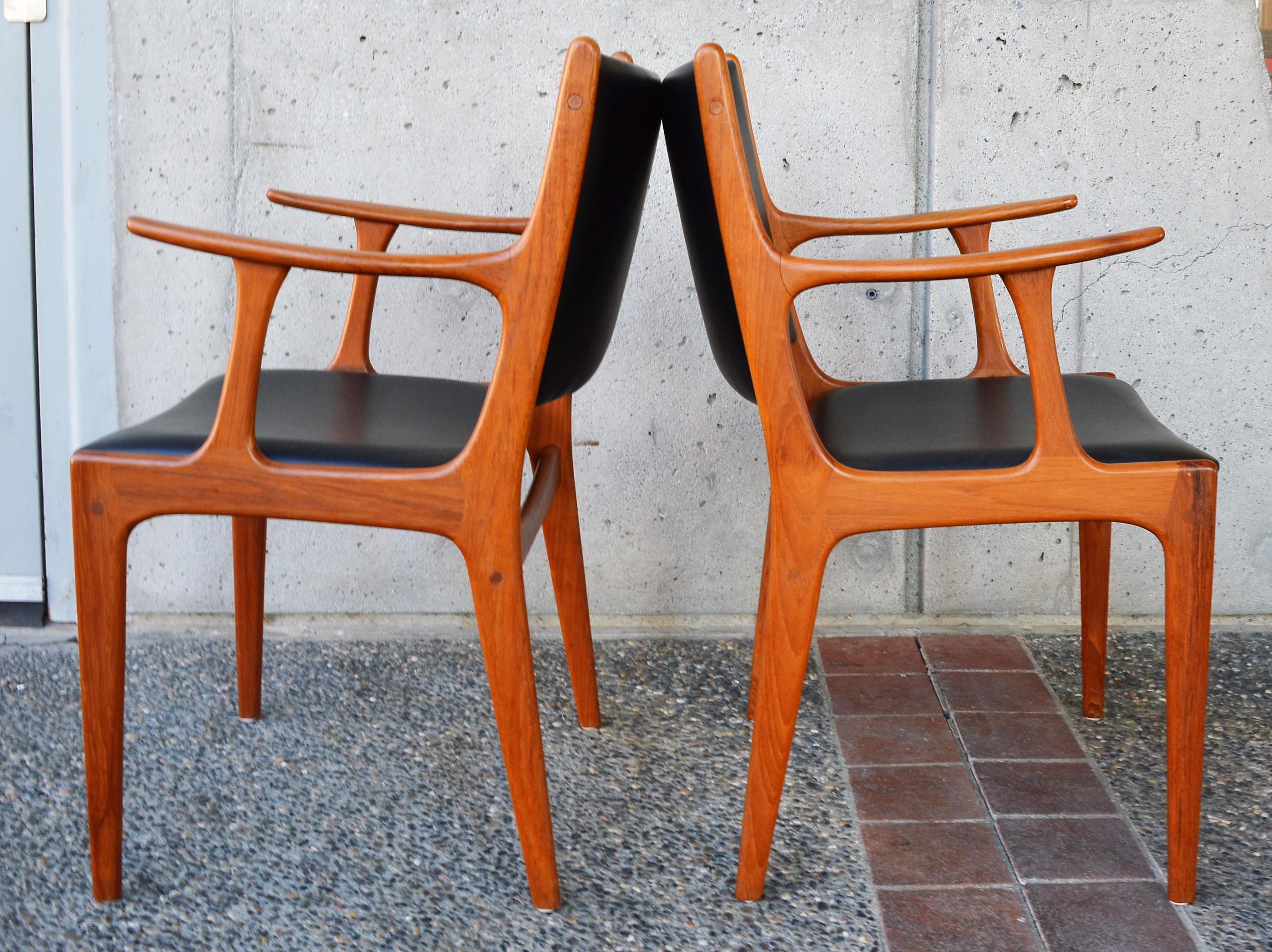 Johannes Andersen Set of 6 Danish Teak Dining Chairs with 2 Head or Armchairs 3