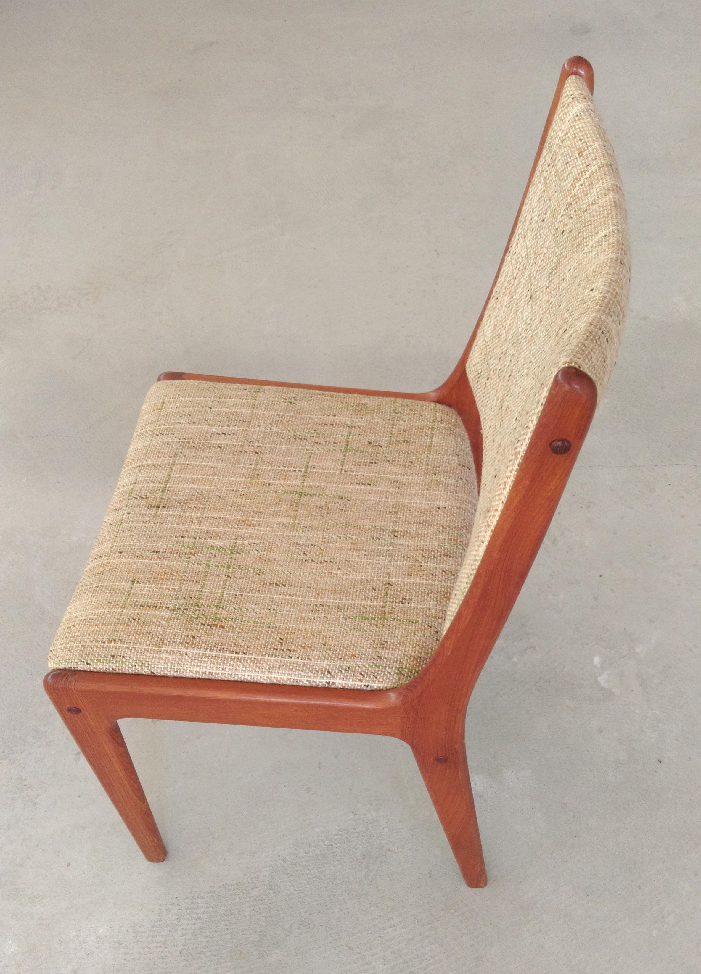 Quattro sedie da pranzo in teak Johannes Andersen restaurate con tappezzeria personalizzata inclusa in vendita 1