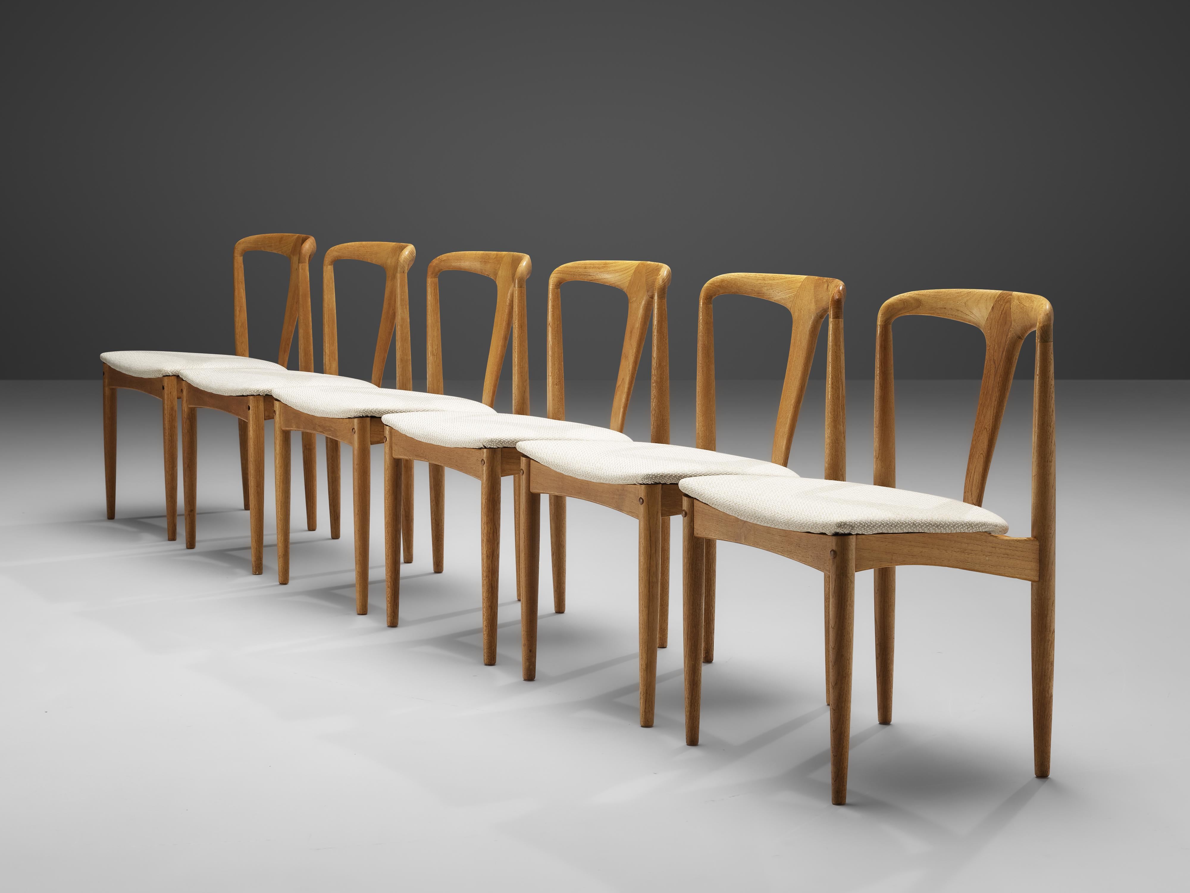 Johannes Andersen for Uldum Møbelfabrik, set of six dining chairs ‘Juliane’, teak, fabric, Denmark, 1960s

This set of six dining chairs is designed by Danish designer Johannes Andersen and produced by Uldum Møbelfabrik in Denmark. The set is