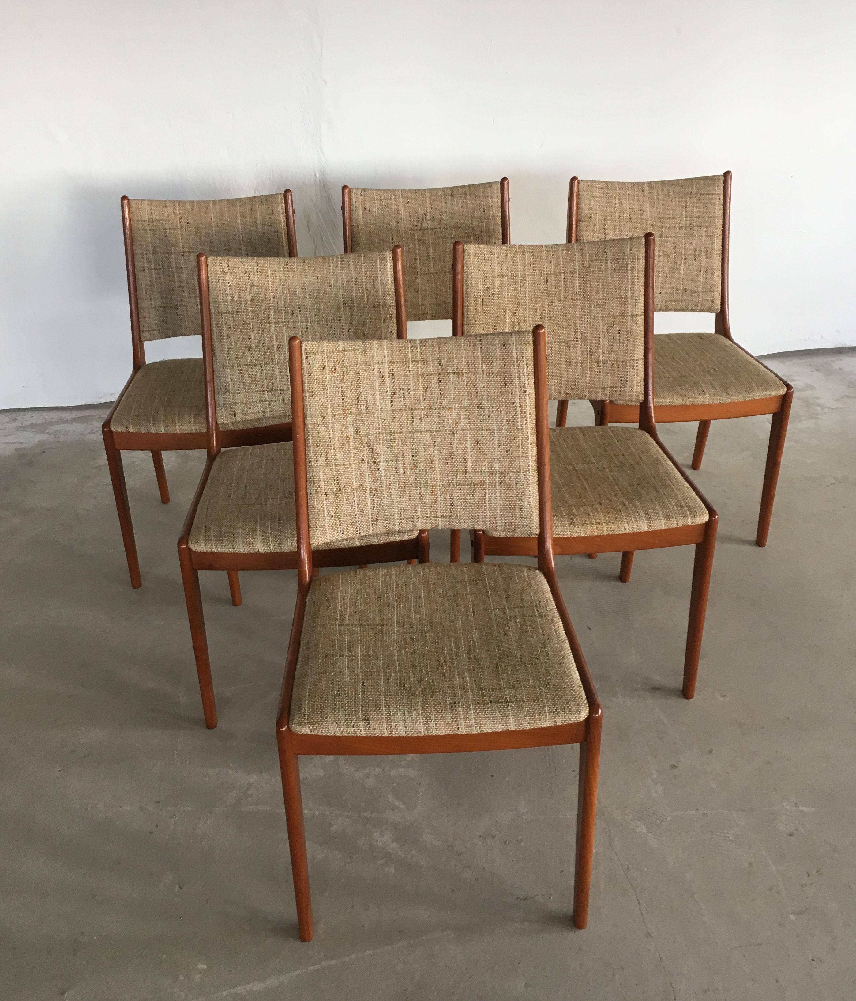Set of six 1960s Johannes Andersen dining chairs in teak made by Uldum Møbler, Denmark.

The set of dining chairs feature a clean simple yet elegant design that will fit in well in most houses. 

The chairs have been fully restored and refinished by