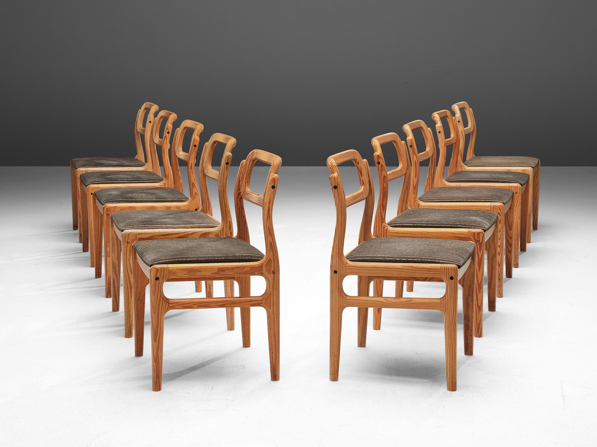 Johannes Andersen für Uldum Møbelfabrik, Satz von zehn Esszimmerstühlen, Kiefer, Stoff, Dänemark, 1960er

Diese Esszimmerstühle gehören zum Stil der skandinavischen Moderne und wurden von Johannes Andersen in den 1960er Jahren entworfen. Die aus