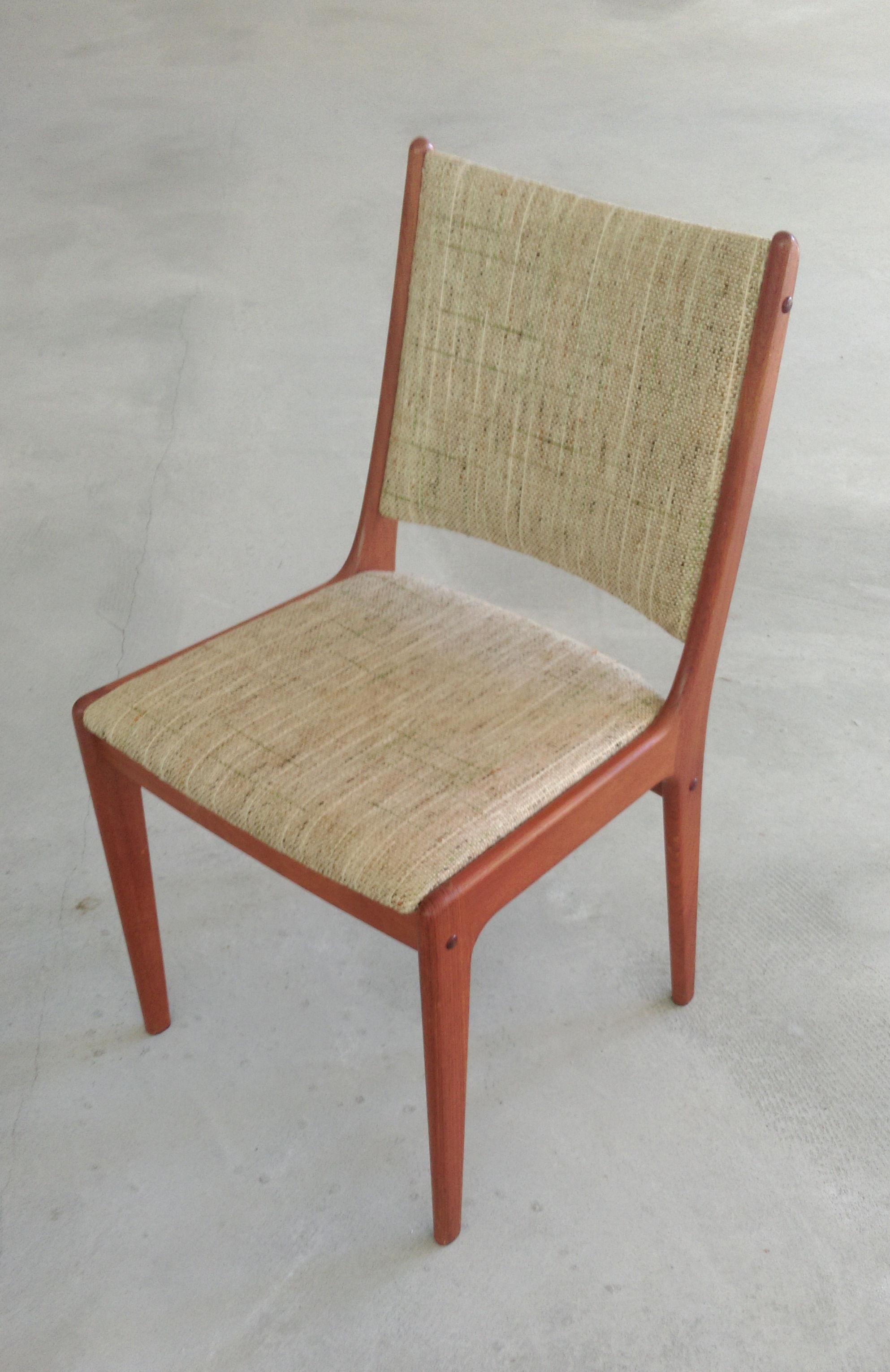 Milieu du XXe siècle Dix chaises de salle à manger en teck restaurées de Johannes Andersen, tapisserie personnalisée incluse en vente