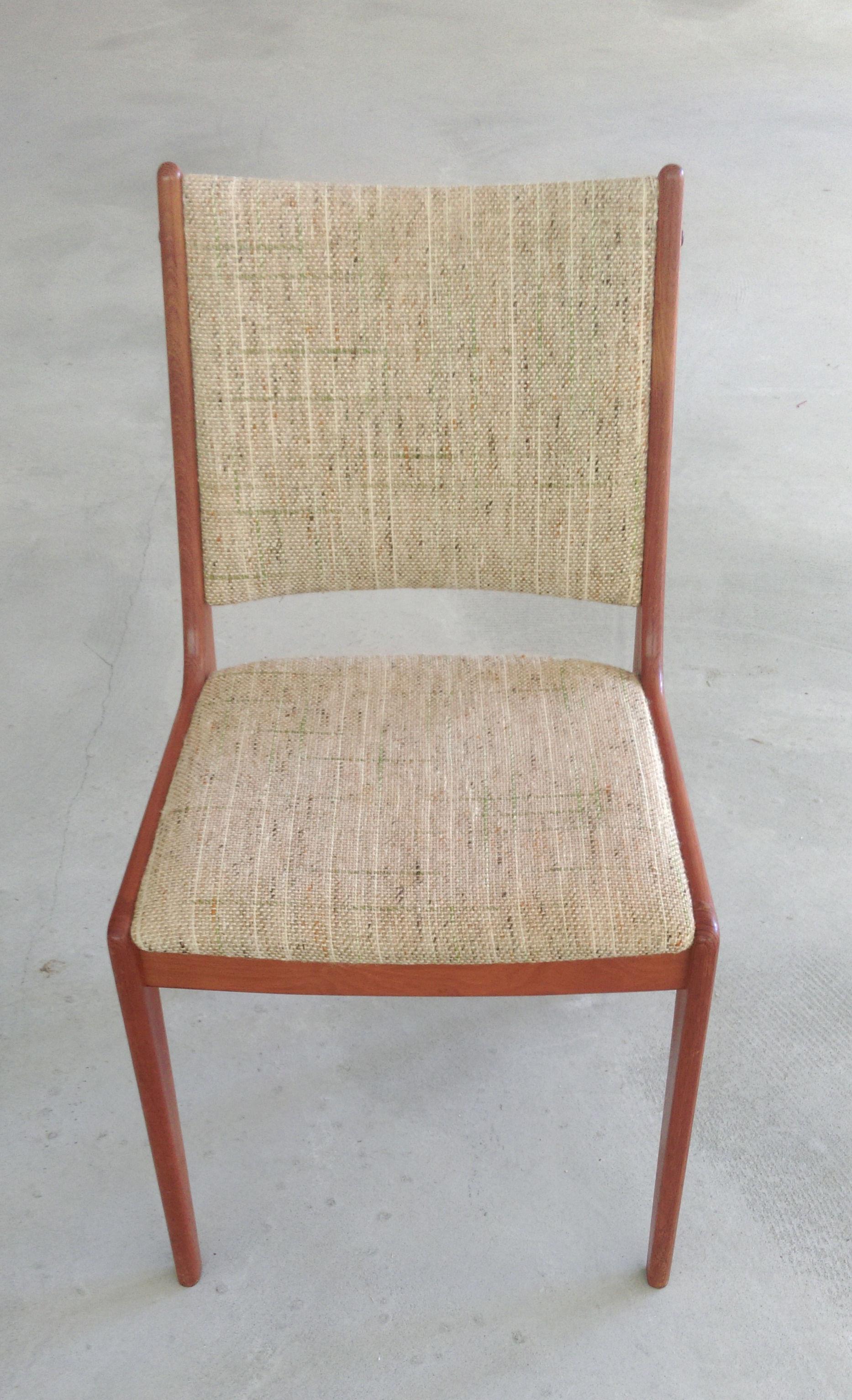 Ensemble de douze chaises de salle à manger Johannes Andersen en teck, fabriquées par Uldum Møbler, Danemark.

Les chaises de salle à manger présentent un design simple et élégant qui s'intégrera parfaitement dans la plupart des maisons. 

Les