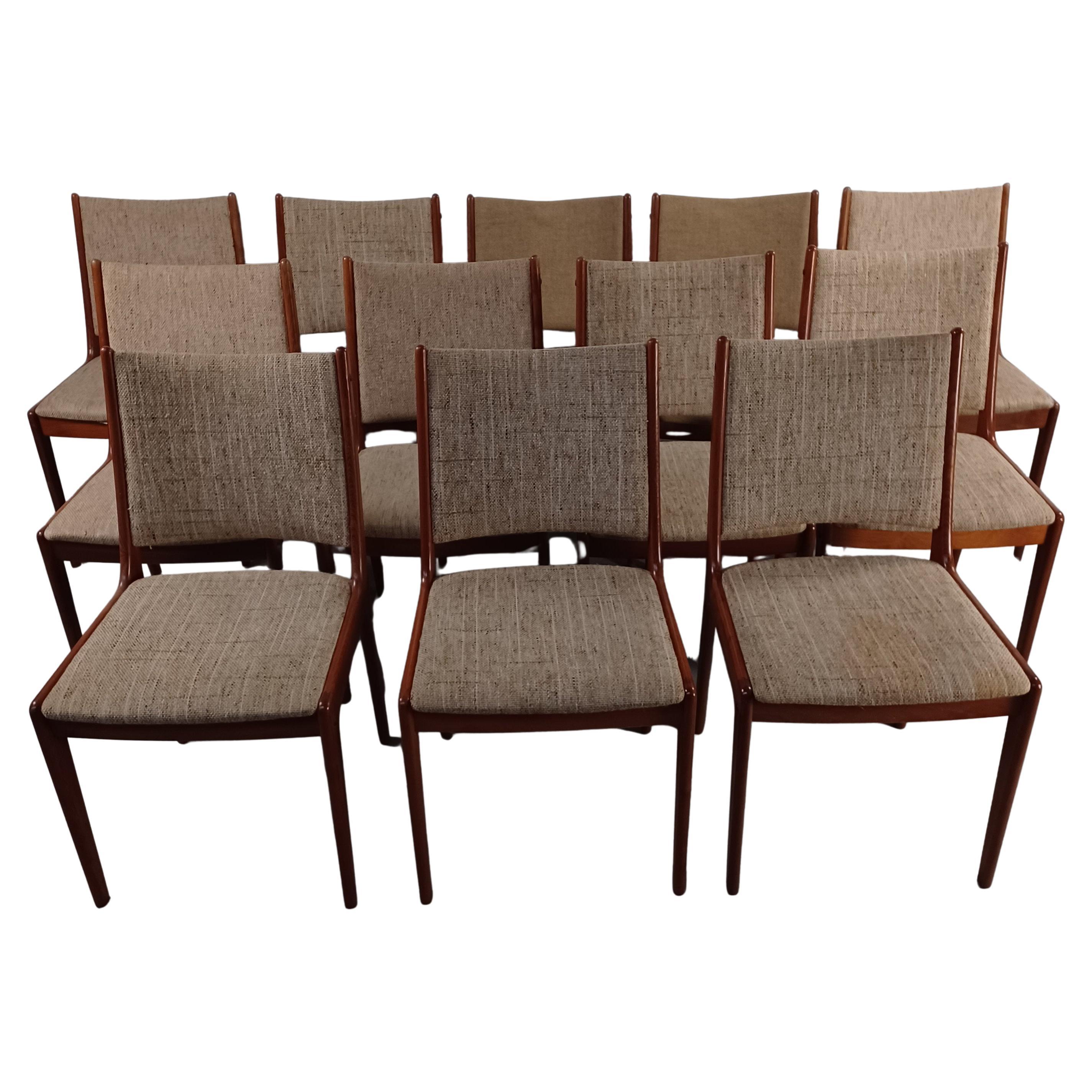 Douze chaises de salle à manger en teck restaurées de Johannes Andersen, tapisserie personnalisée incluse en vente
