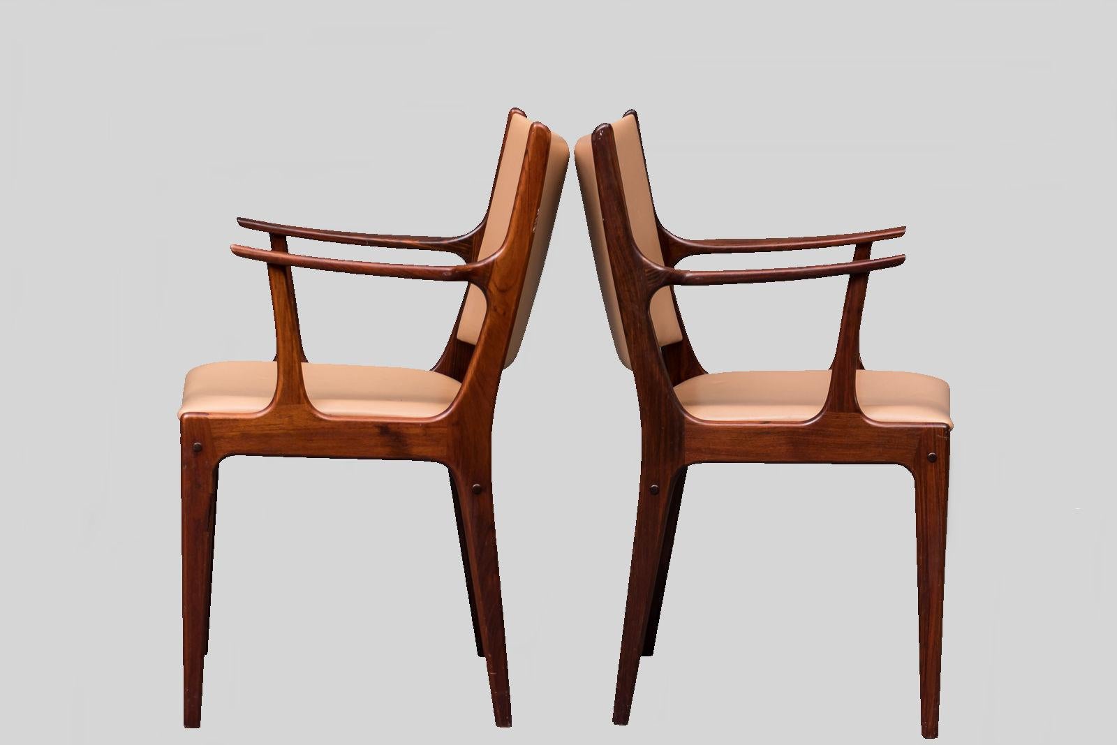 Scandinave moderne Deux fauteuils en bois de rose restaurés de Johannes Andersen, retapissés sur mesure, inclus en vente