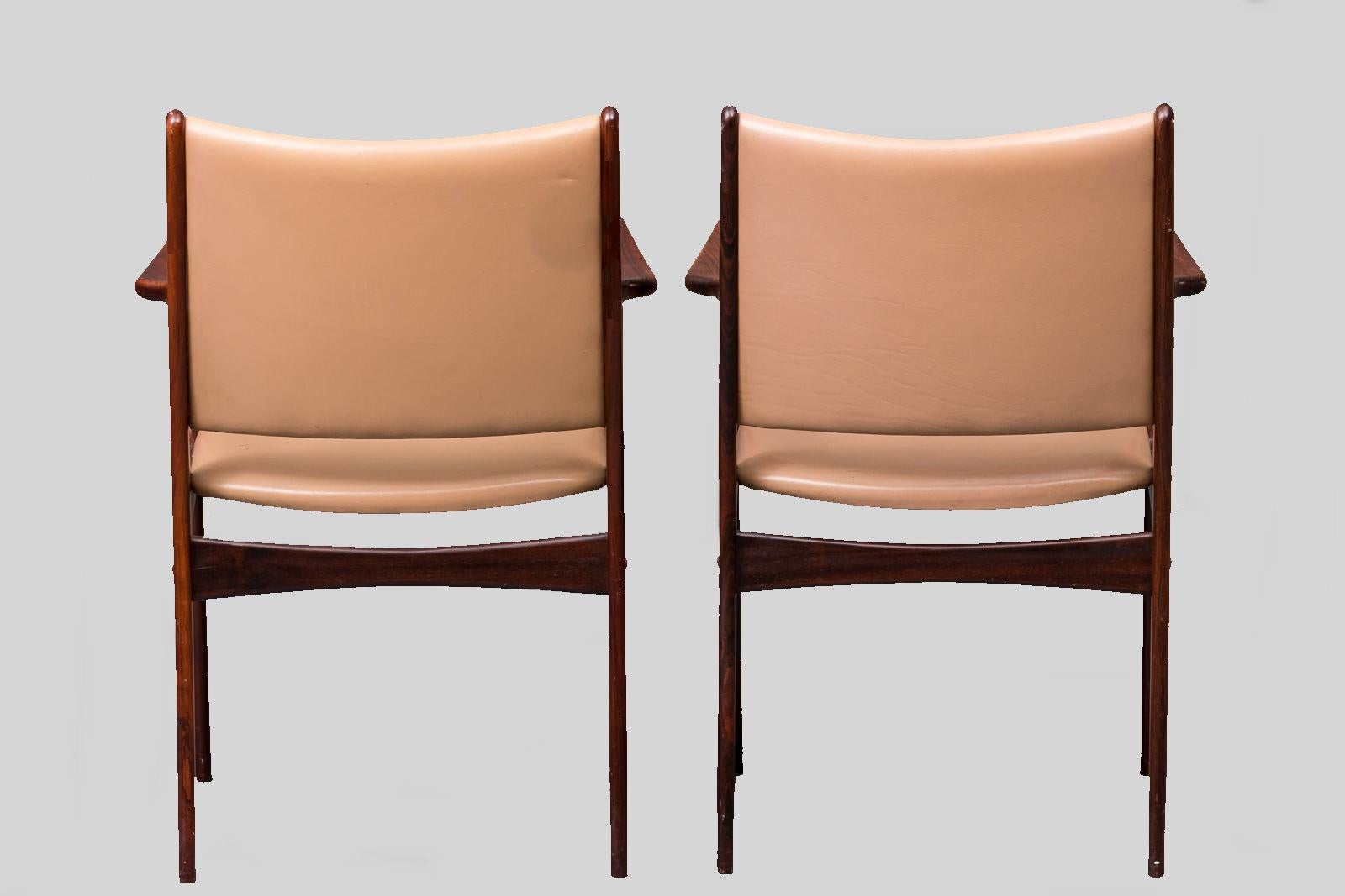 Danois Deux fauteuils en bois de rose restaurés de Johannes Andersen, retapissés sur mesure, inclus en vente