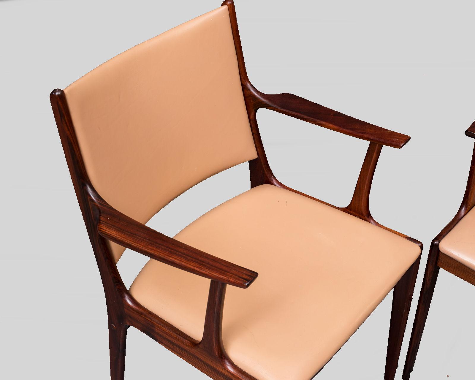 Milieu du XXe siècle Deux fauteuils en bois de rose restaurés de Johannes Andersen, retapissés sur mesure, inclus en vente