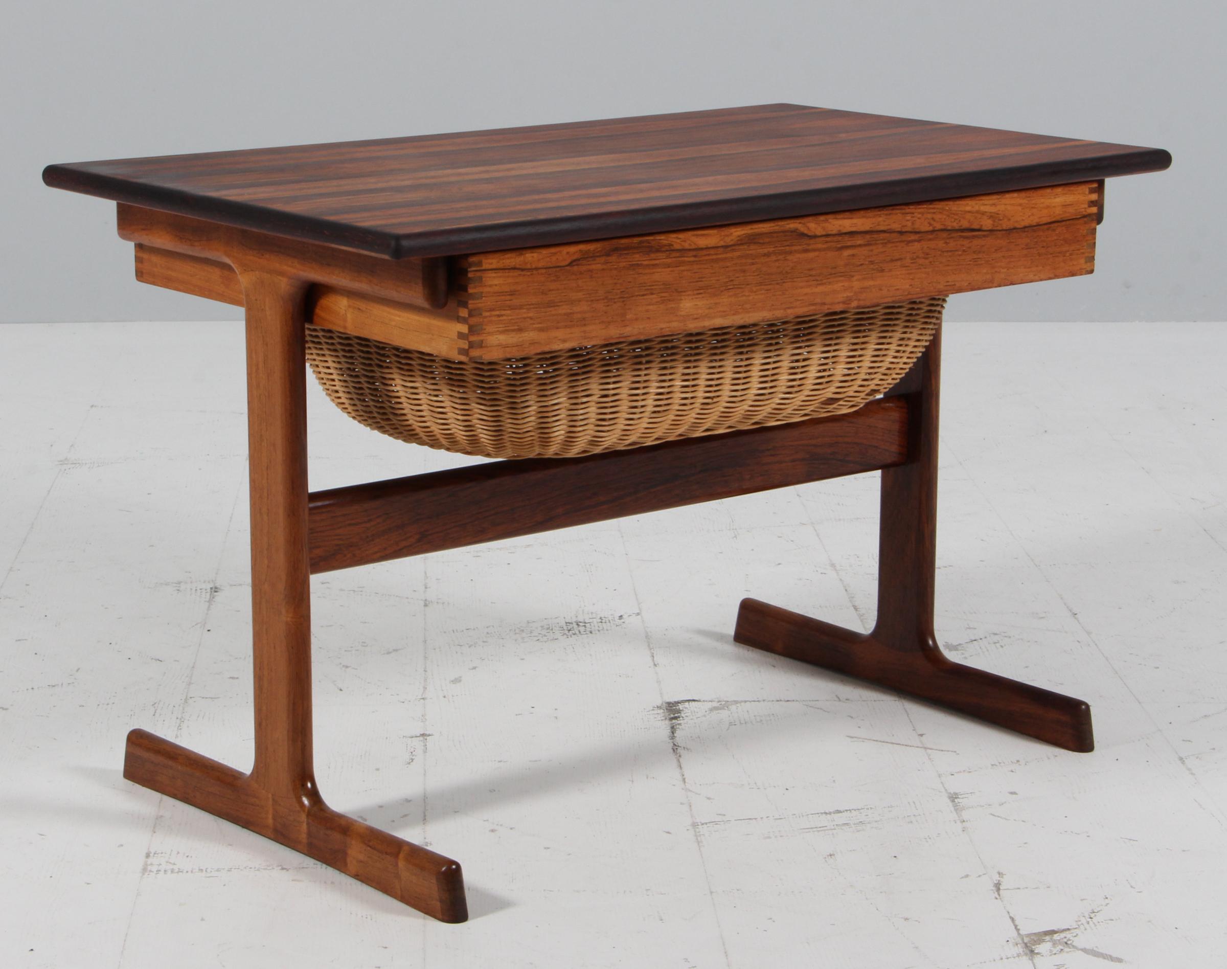 Nido per cucire Johannes Andersen. Realizzato in legno di palissandro e cestino in canna.