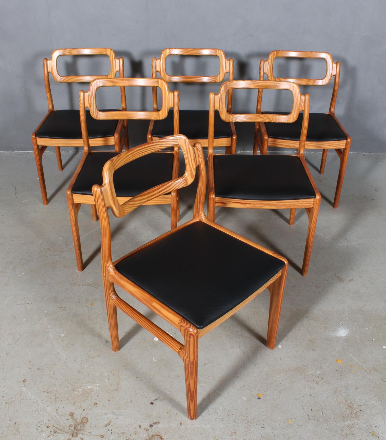 Set of six Johannes Andersen dining chair for Uldum Møbelfabrik, with frame of solid Oregon pine.

New upholstered with black pure aniline leather.

Made by Uldum Møbelfabrik.
