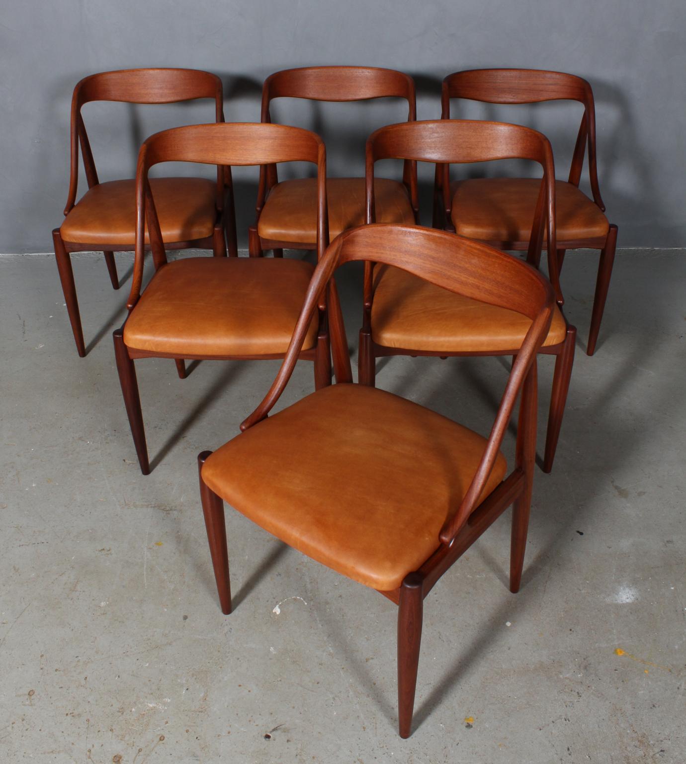Johannes Andersen six dining chairs in solid oiled teak.

New upholstered with vintage tan aniline leather.

Model 16, made by Uldum Møbelfabrik.