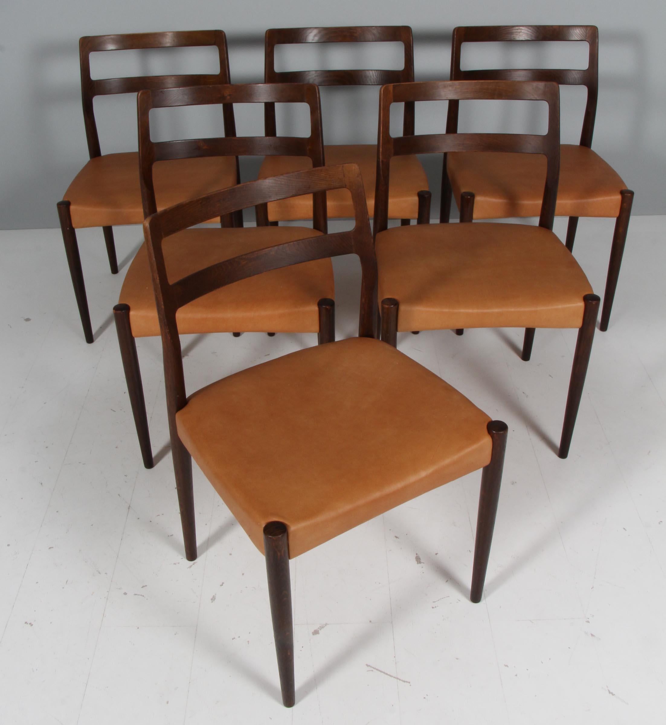 Sei sedie da pranzo Johannes Andersen in rovere massiccio affumicato.

Rivestimento nuovo in pelle anilina cognac.

Modello Anna, realizzato da Uldum Møbelfabrik.