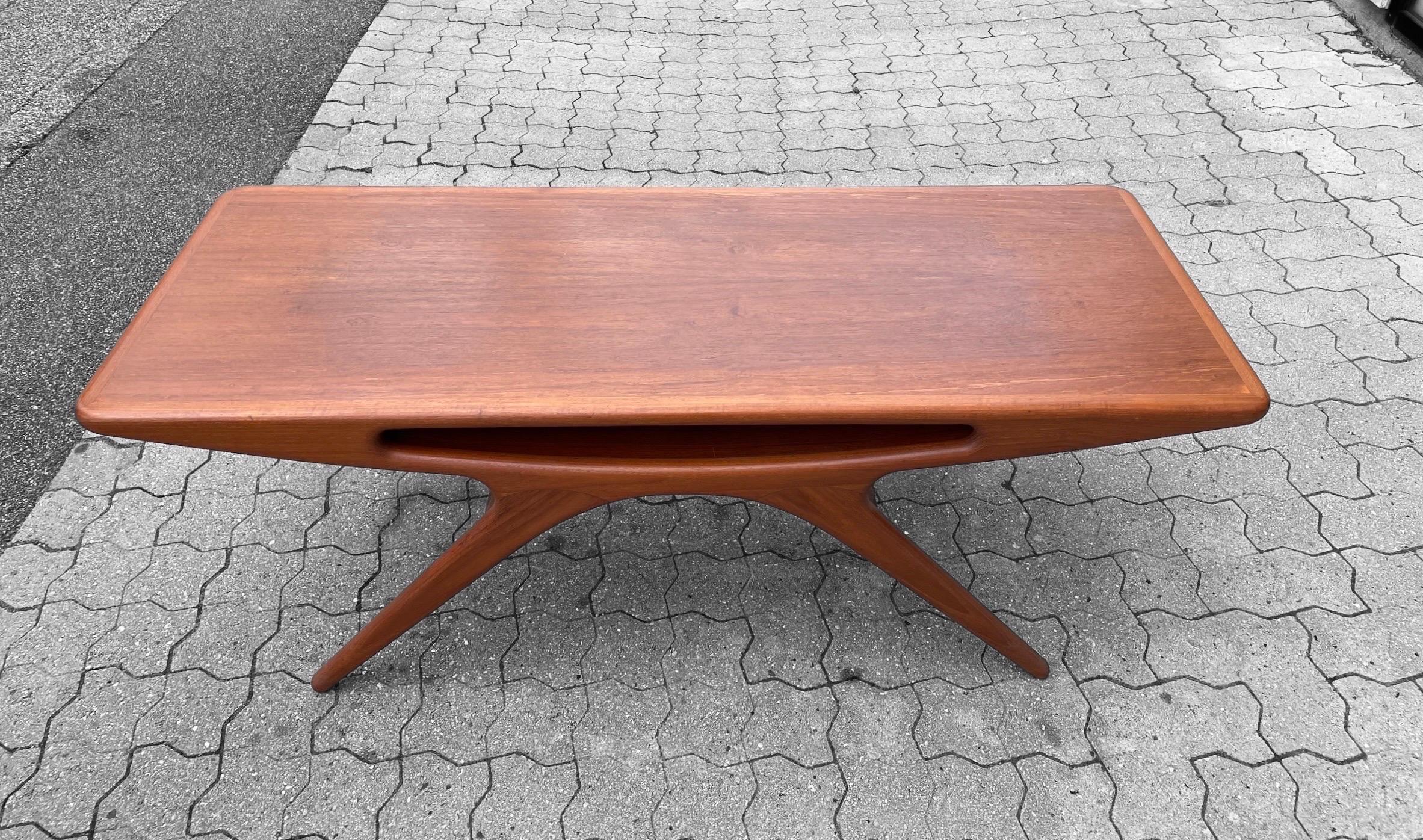 The beautiful danish teak coffee table called SMILET, designed by danish furniture designer Johannes Andersen in the 50-60s

Beautiful table with only a few marks.