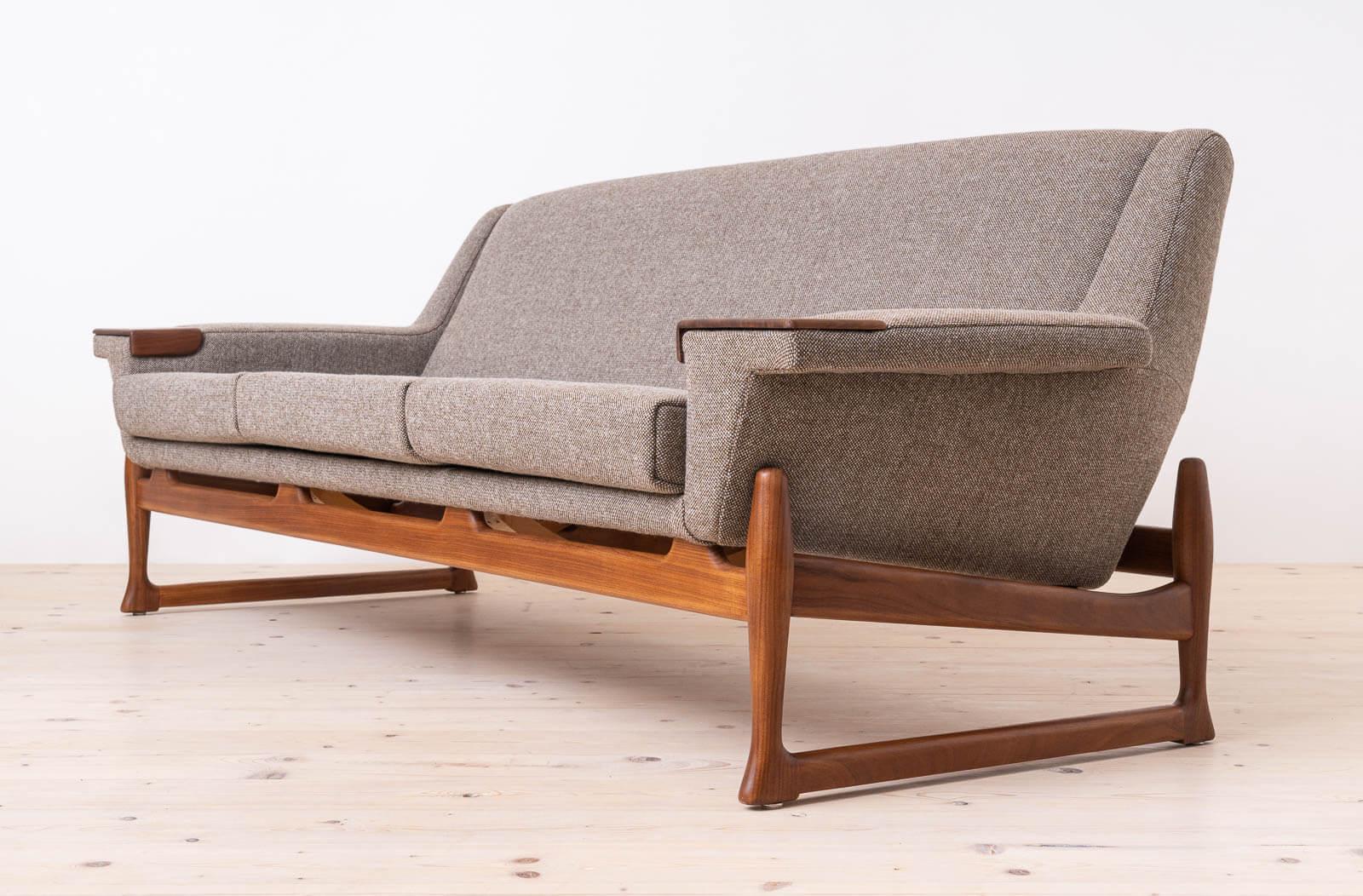 Este sofá fue fabricado por AB Trensums Fåtöljfabrik de Suecia hacia los años 1950/1960. Como la mayoría de los muebles escandinavos, también se fabricó con gran cuidado y precisión, lo que pudimos observar durante todo el proceso de renovación. Un